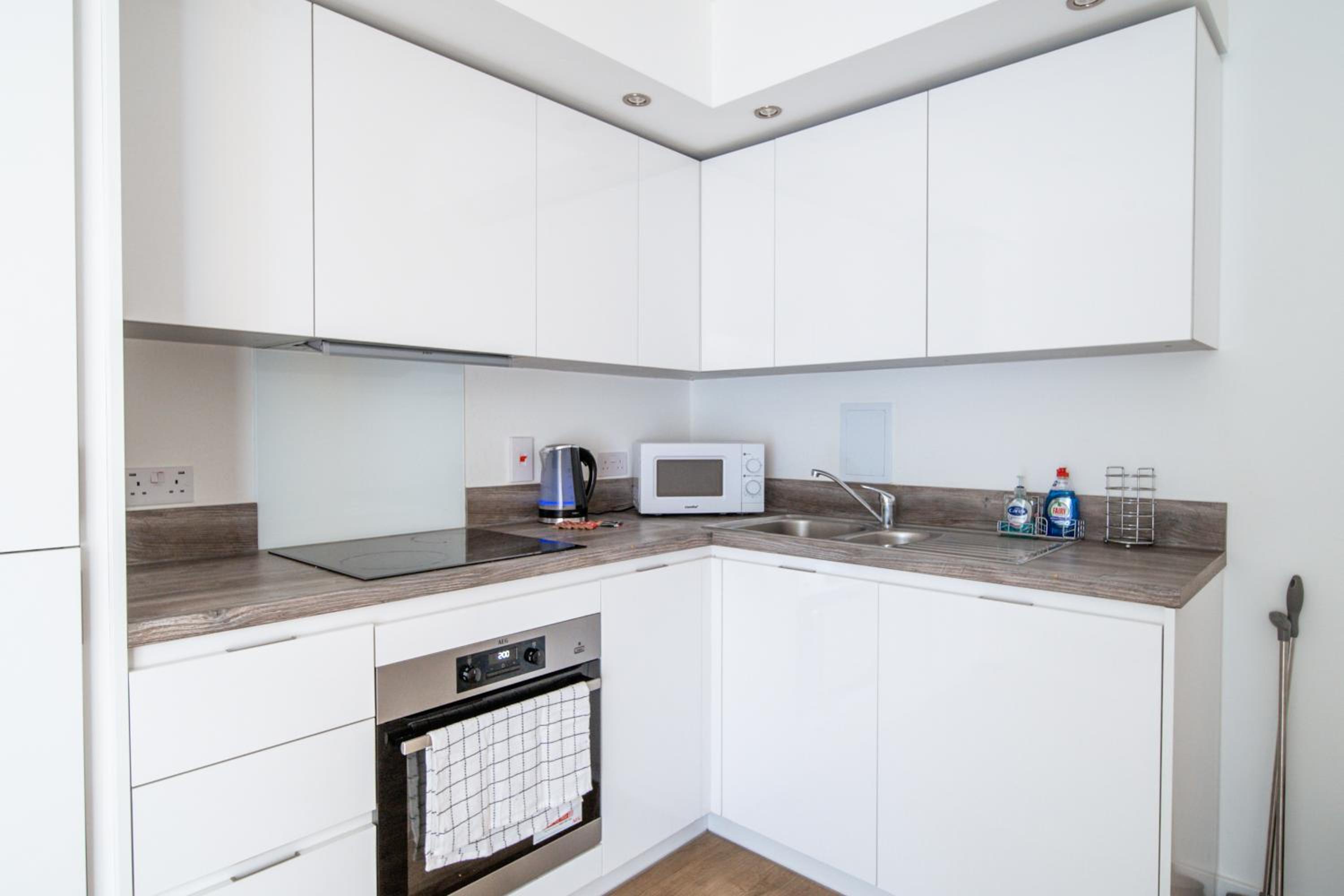 One Bed Apartment in Private Building By LiveStay Short Lets & Serviced Accommodation Luton view 3