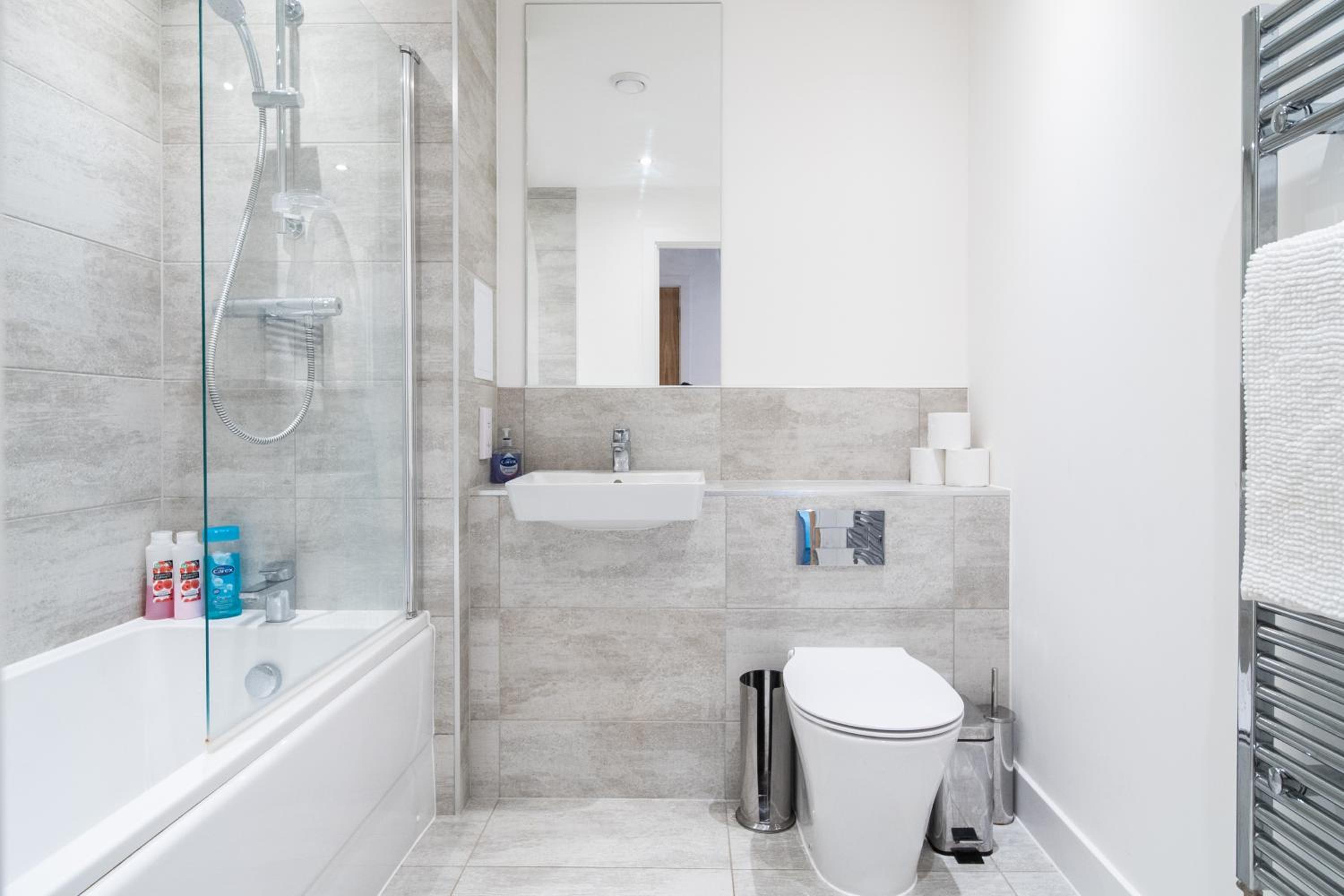 One Bed Apartment in Private Building By LiveStay Short Lets & Serviced Accommodation Luton view 5