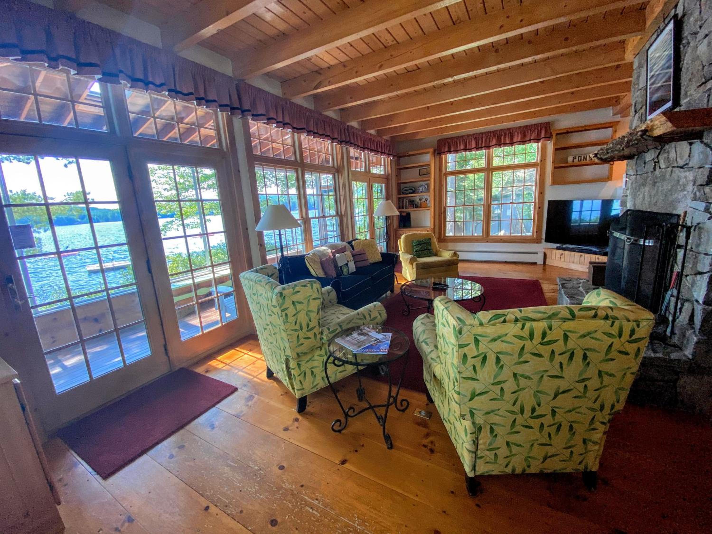 FL Quintessential LAKE HOUSE close to Bretton Woods Santas Village and Forest Lake State Park view 2