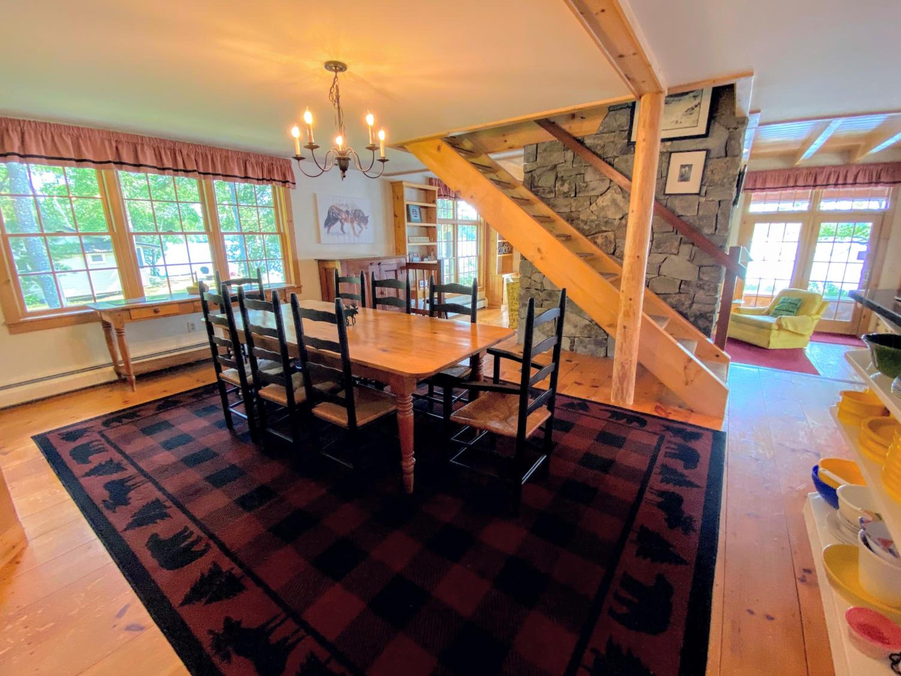 FL Quintessential LAKE HOUSE close to Bretton Woods Santas Village and Forest Lake State Park view 3