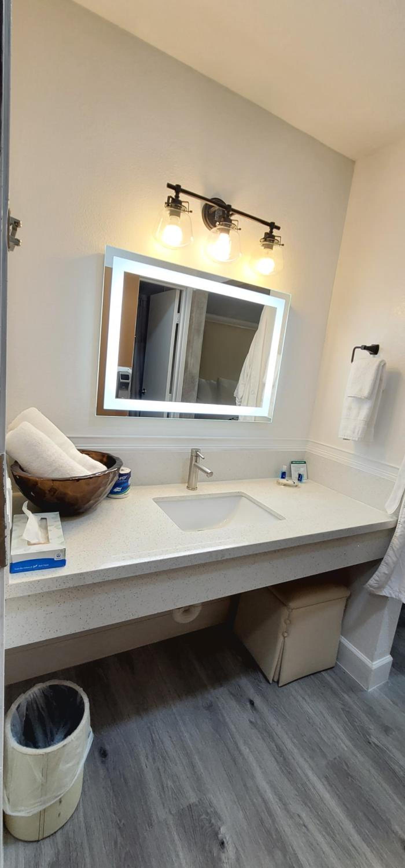 Dragonfly Inn & Suites