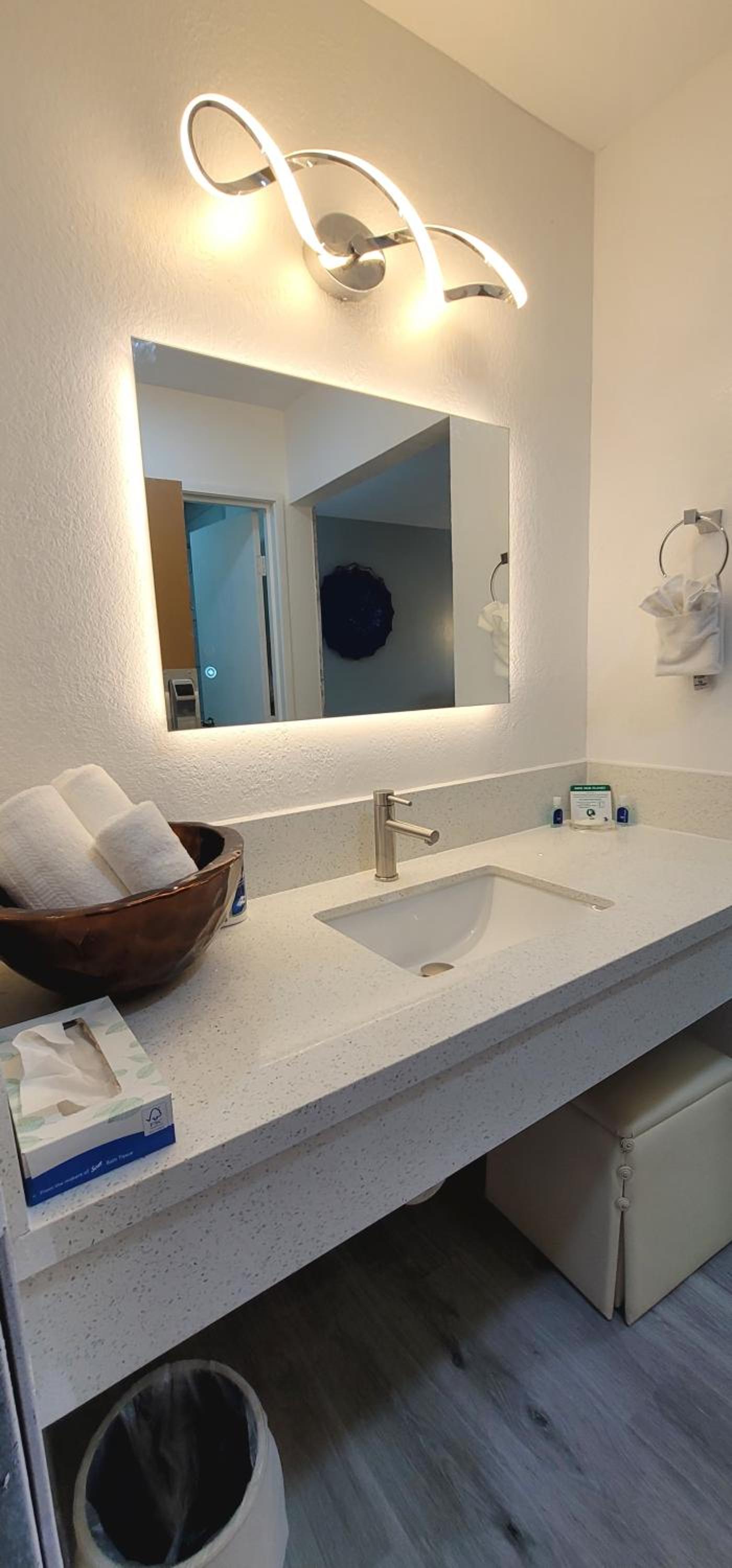 Dragonfly Inn & Suites