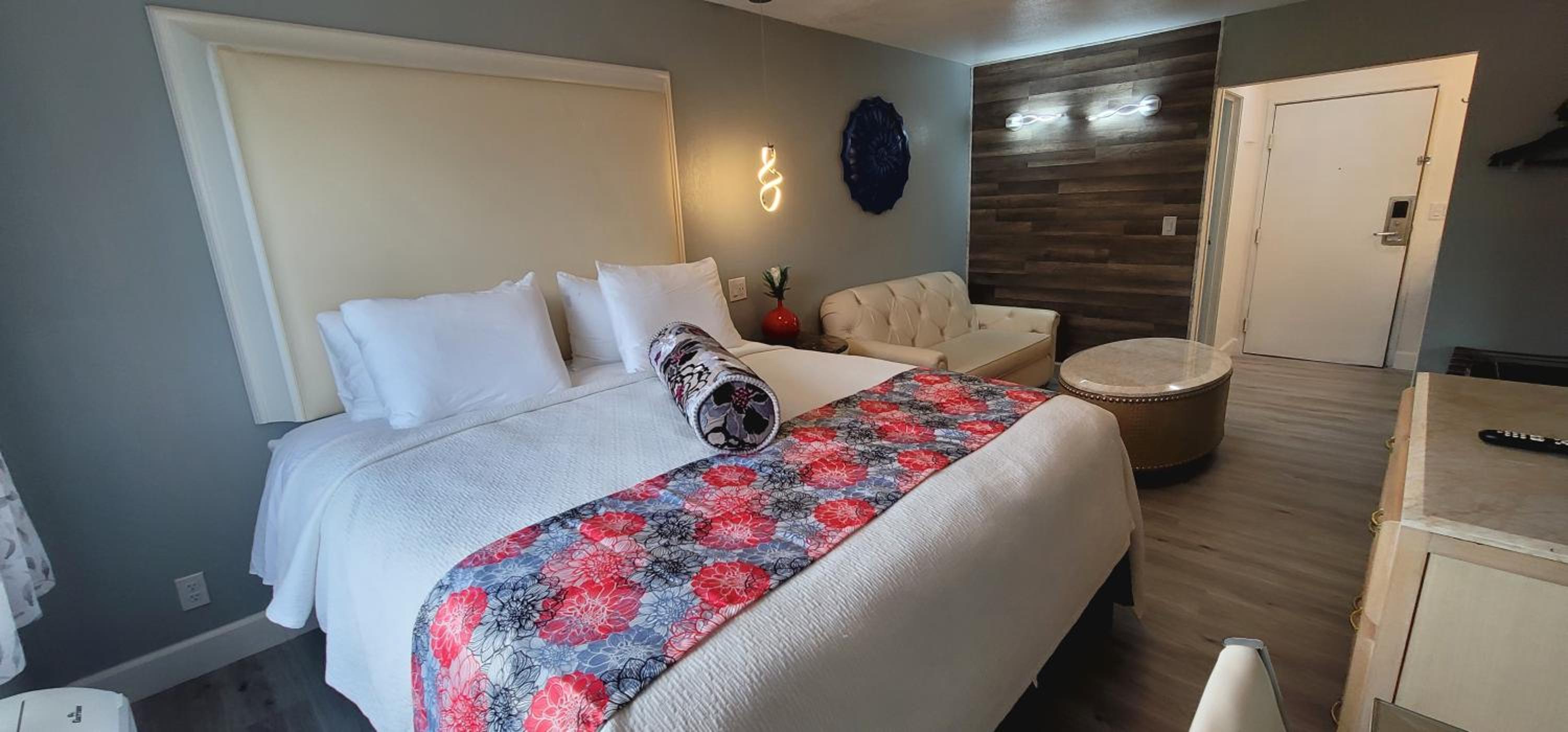 Dragonfly Inn & Suites