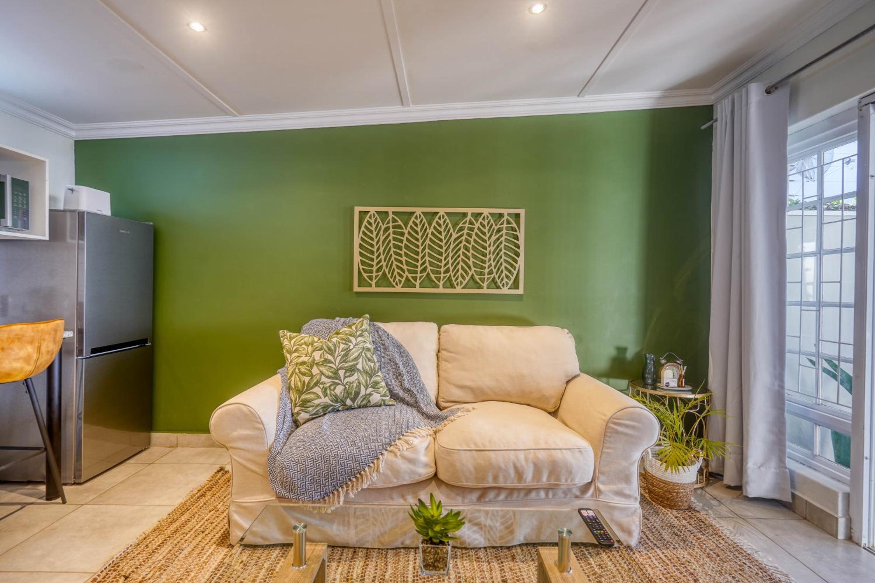 Hampton Collection - Trendy 2 Sleeper Serviced Apartment with Pool