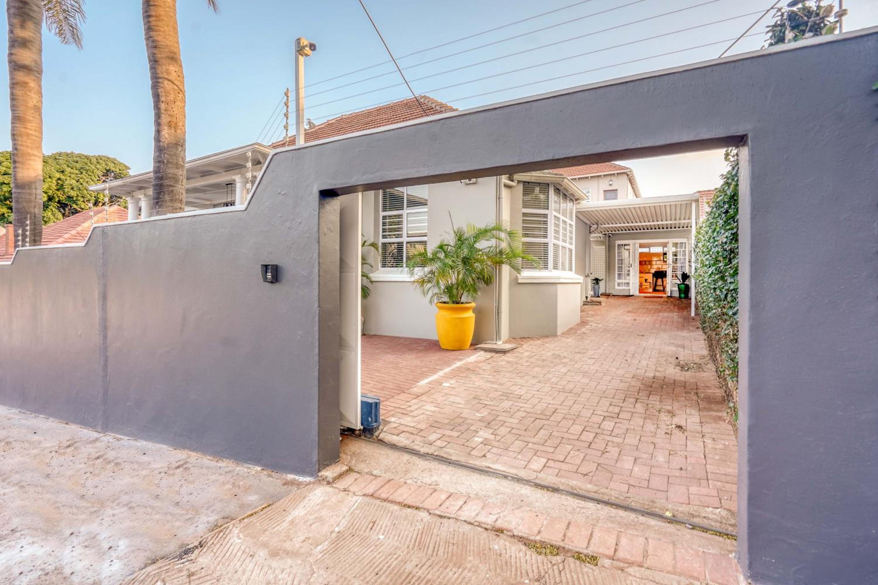 Hampton Collection - Trendy 2 Sleeper Serviced Apartment with Pool