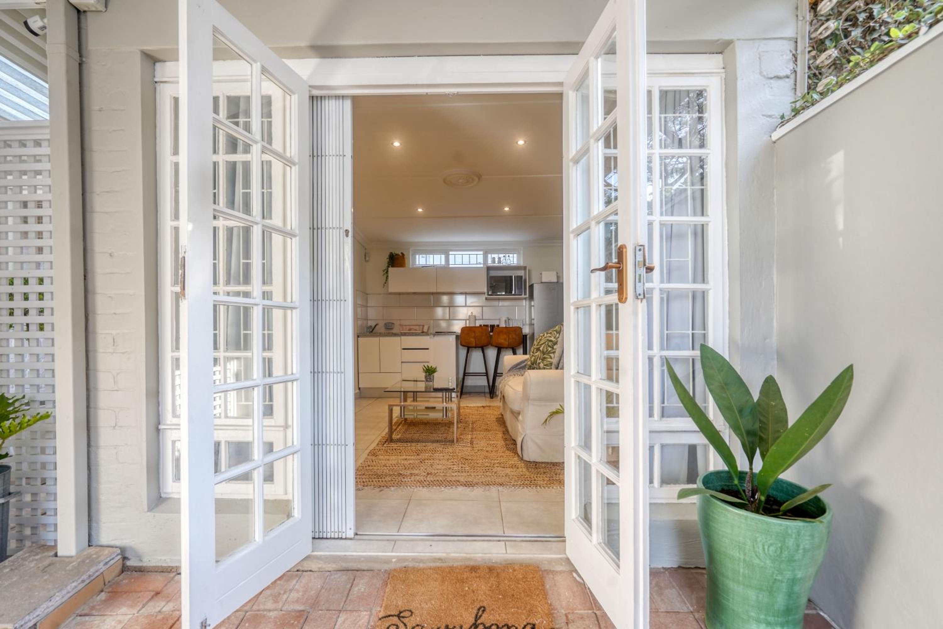Hampton Collection - Trendy 2 Sleeper Serviced Apartment with Pool