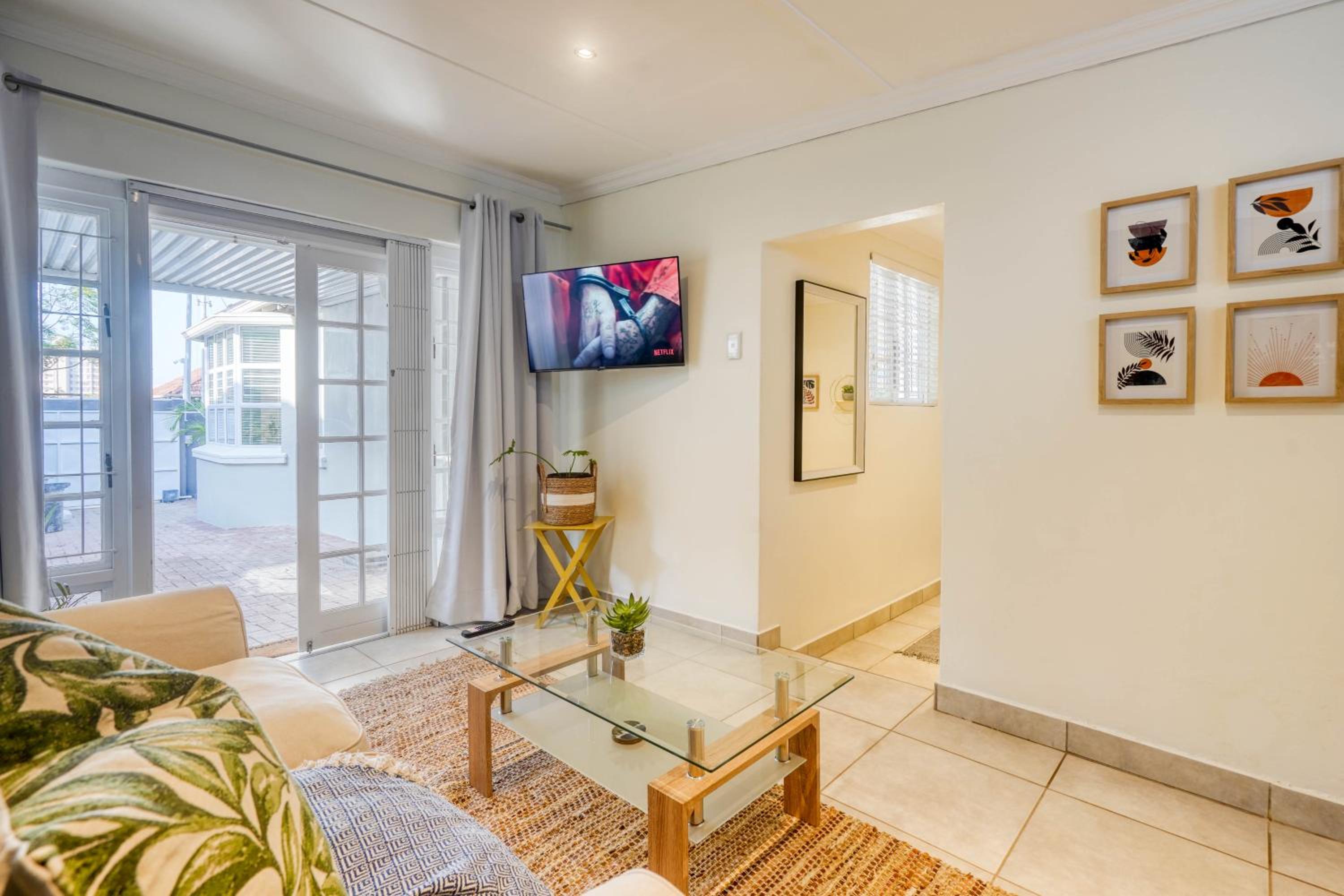 Hampton Collection - Trendy 2 Sleeper Serviced Apartment with Pool