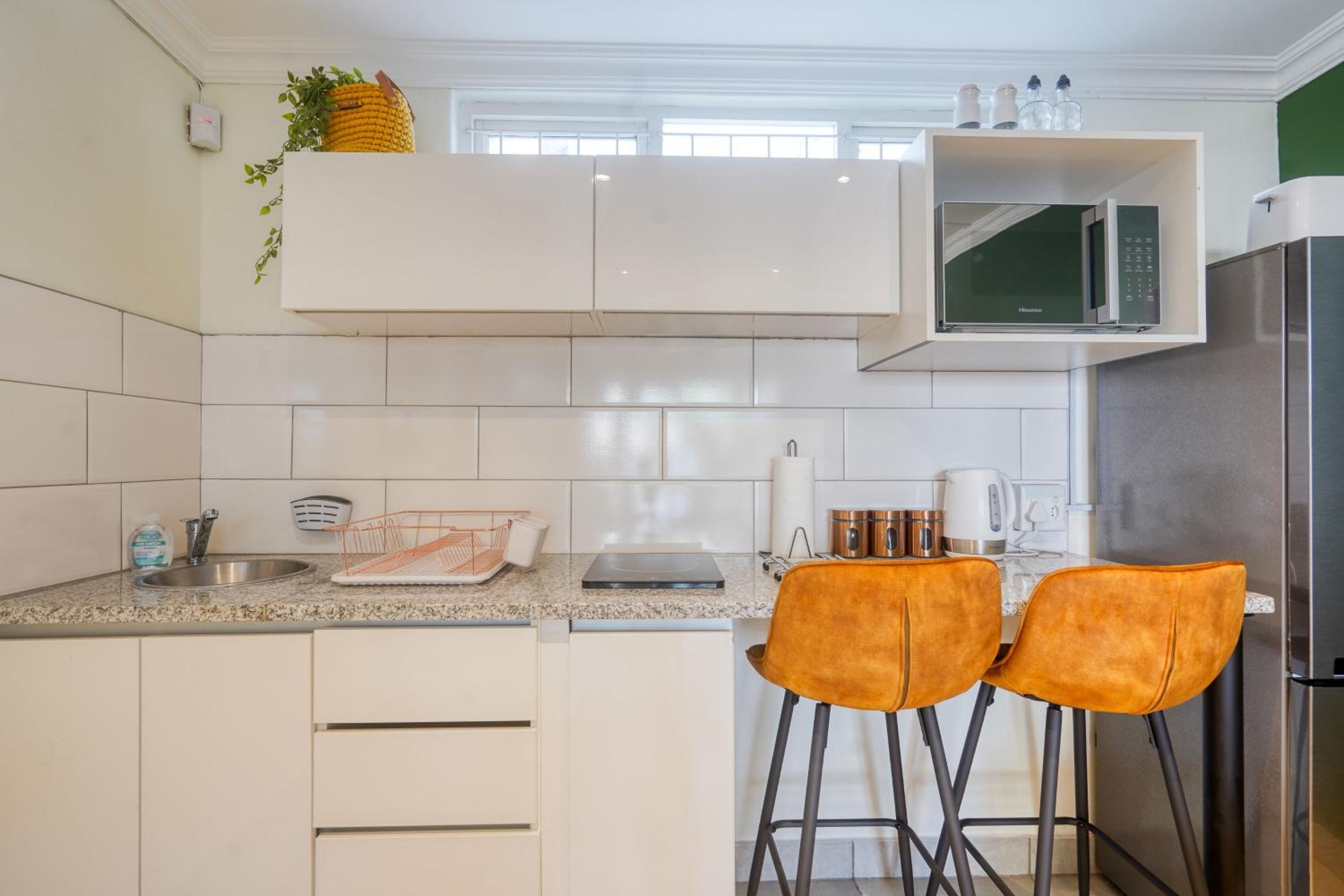 Hampton Collection - Trendy 2 Sleeper Serviced Apartment with Pool