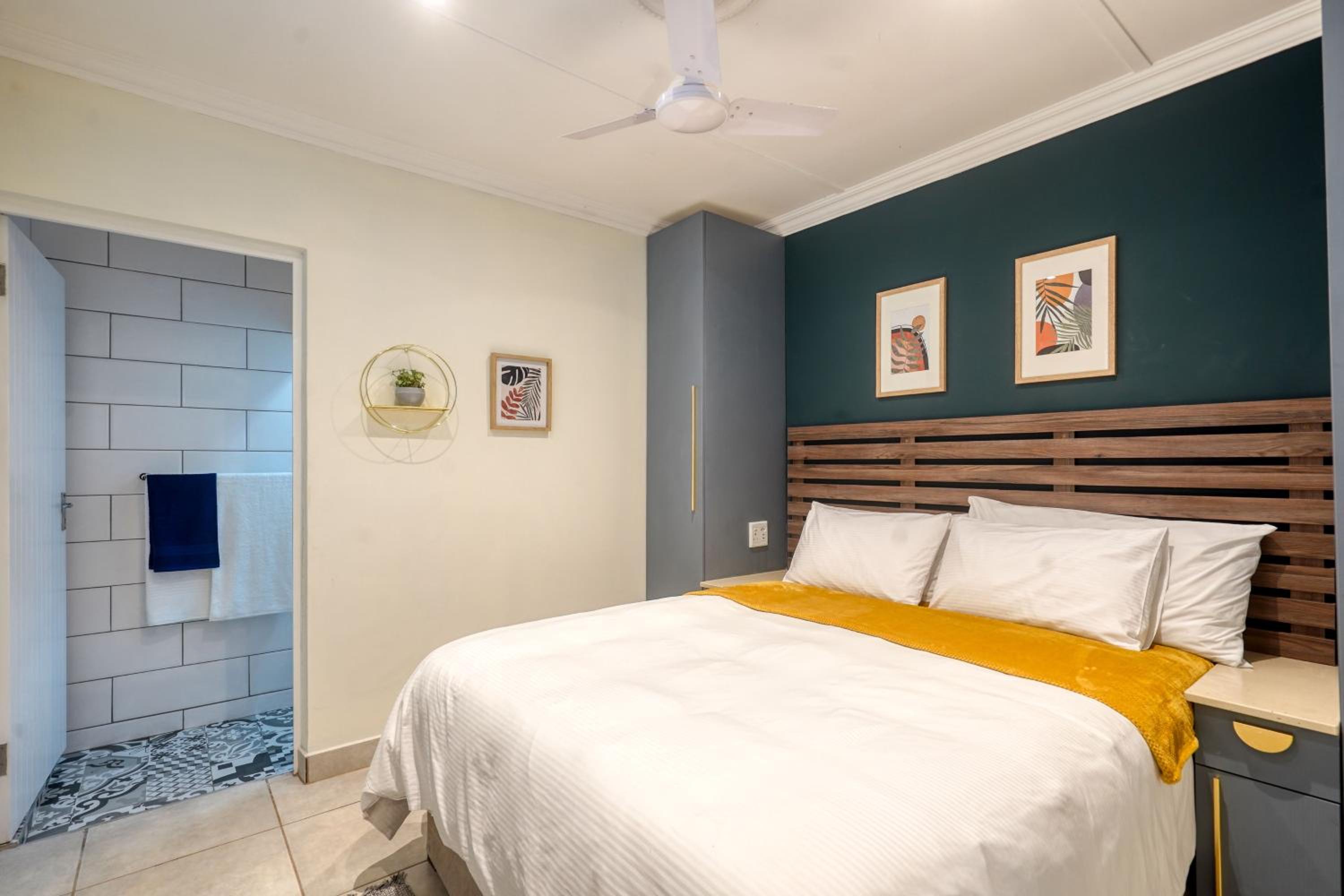 Hampton Collection - Trendy 2 Sleeper Serviced Apartment with Pool