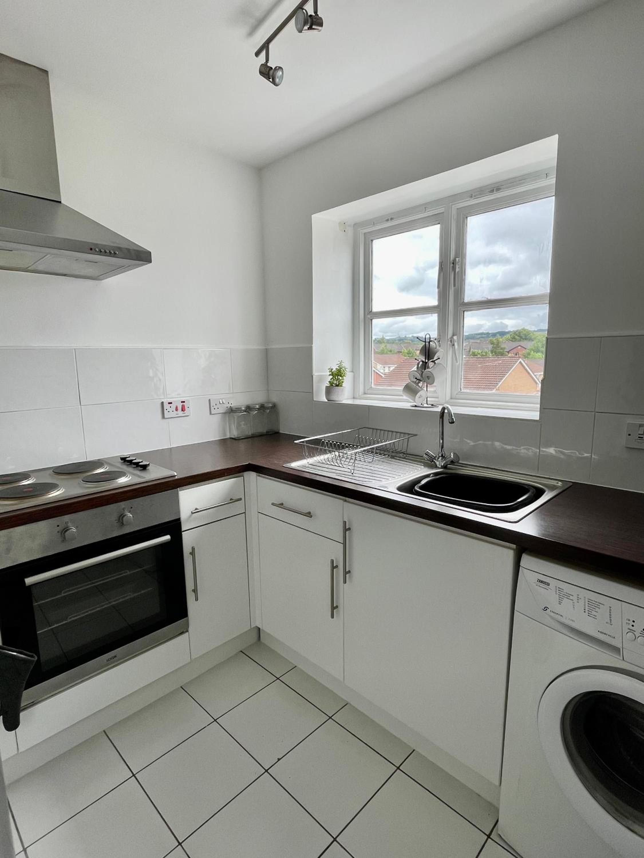 Modern 2 bedroom apartment near Glasgow Airport view 4