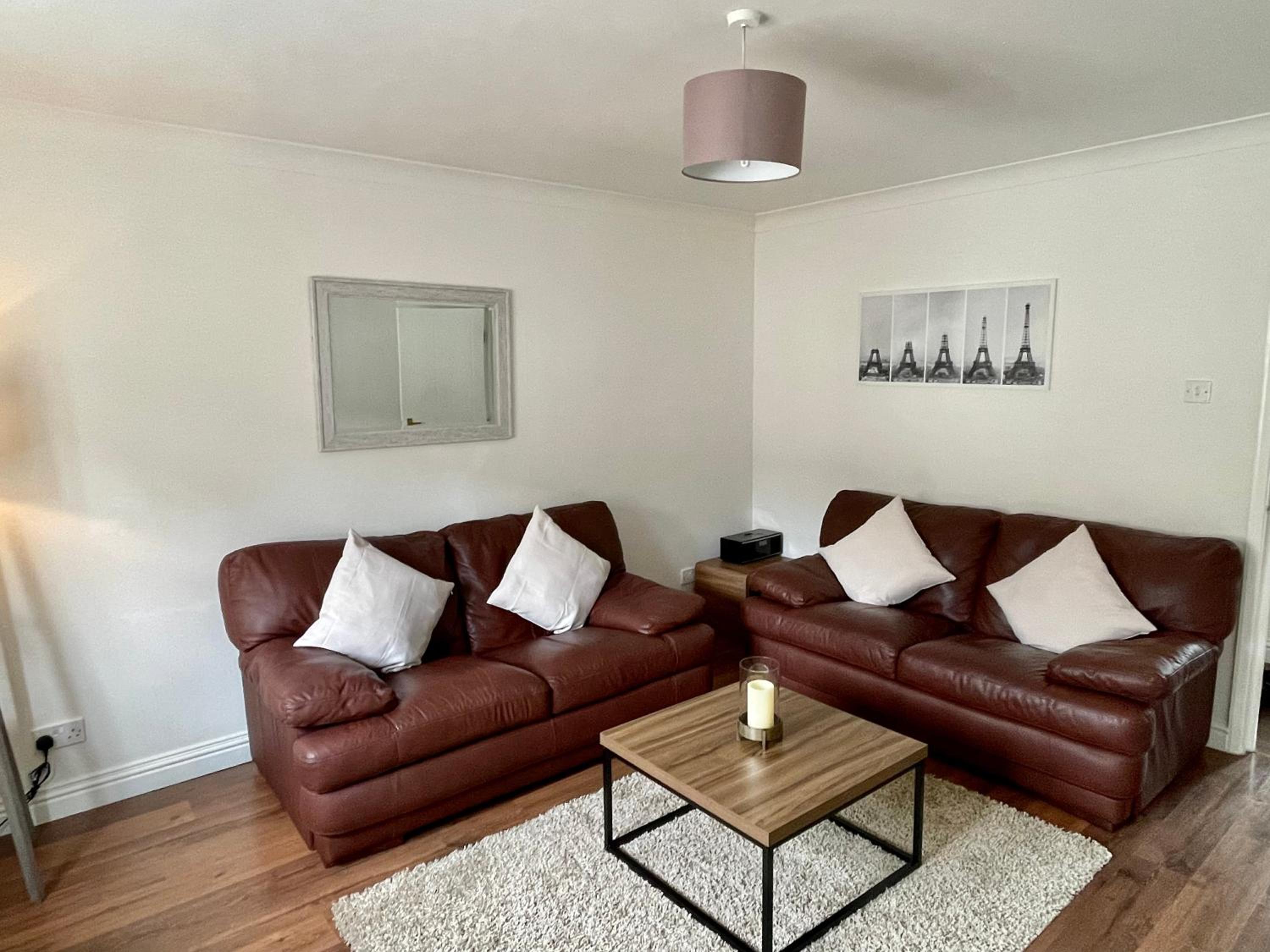 Modern 2 bedroom apartment near Glasgow Airport view 2