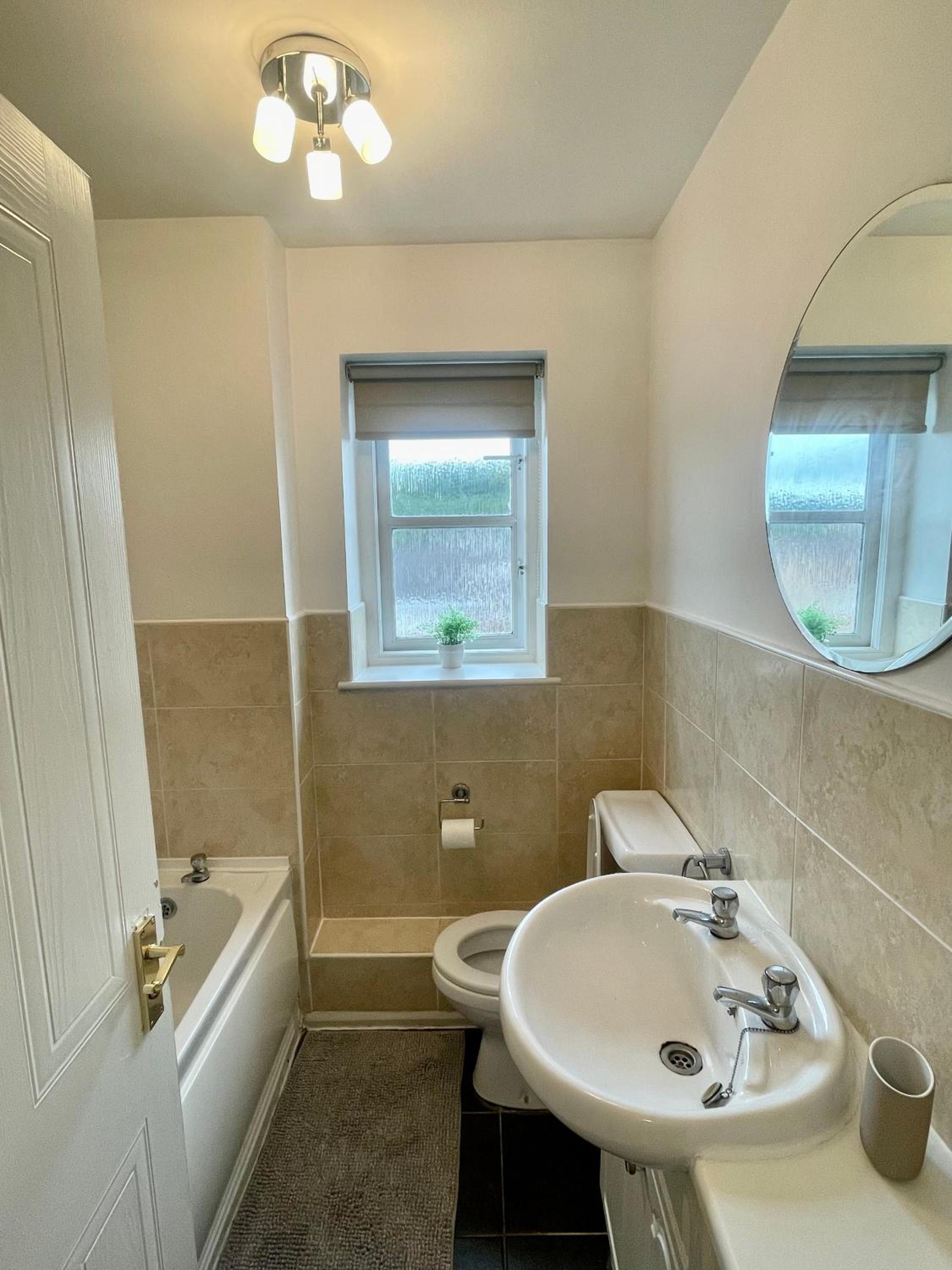 Modern 2 bedroom apartment near Glasgow Airport view 5