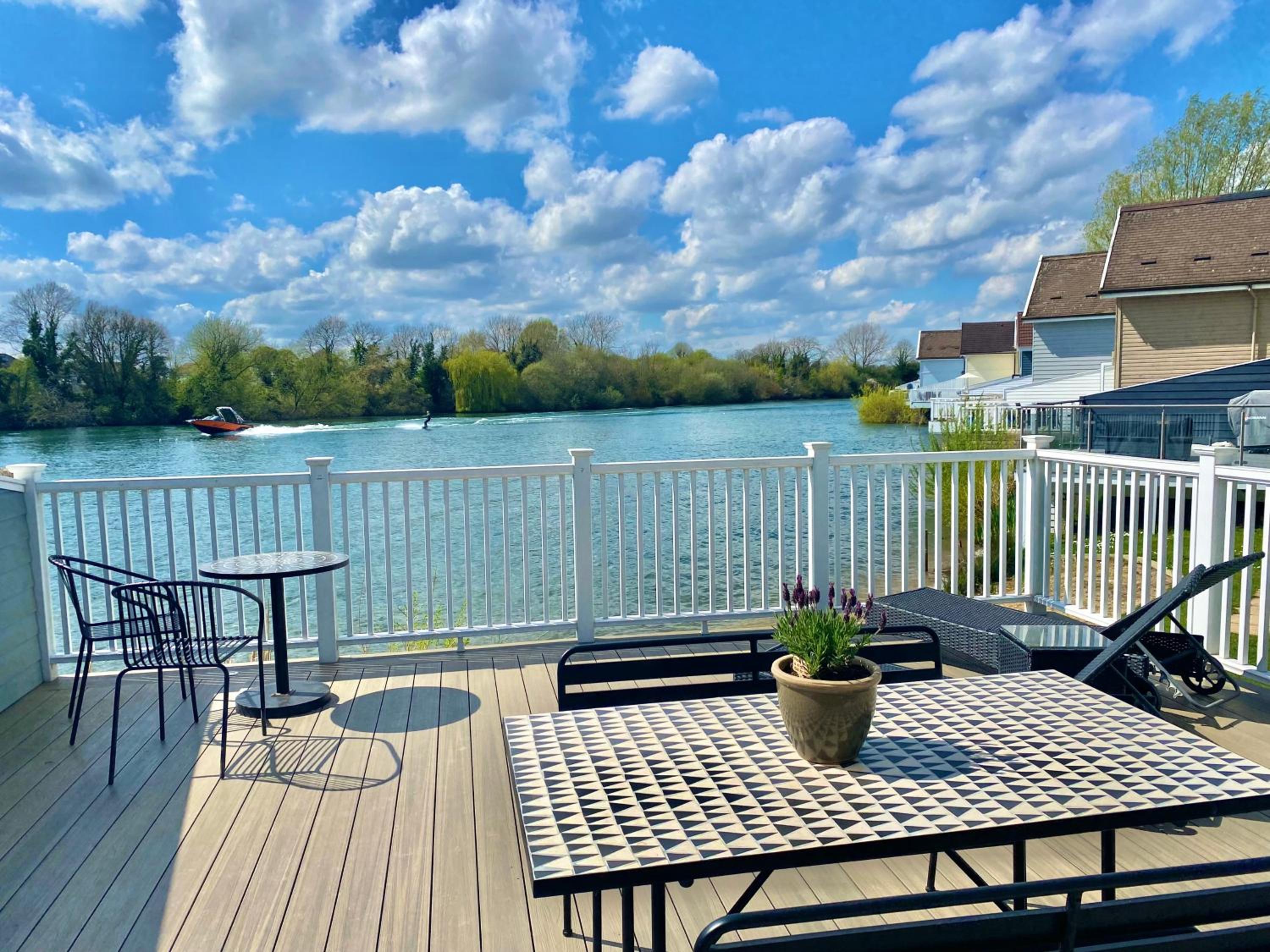 Cotswolds Lakeside Lodge - Nesbitt's Nest view 2