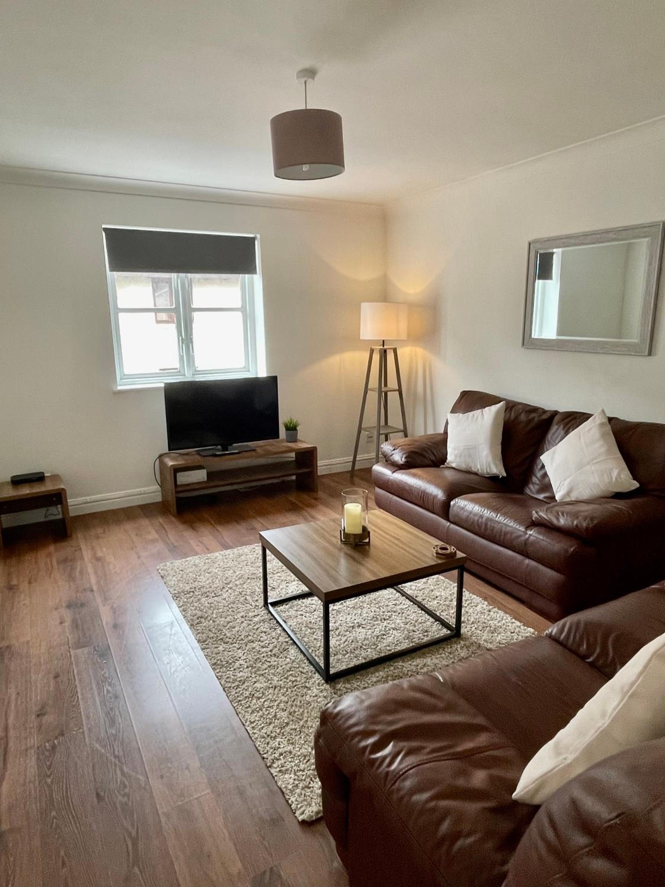 Modern 2 bedroom apartment near Glasgow Airport view 3