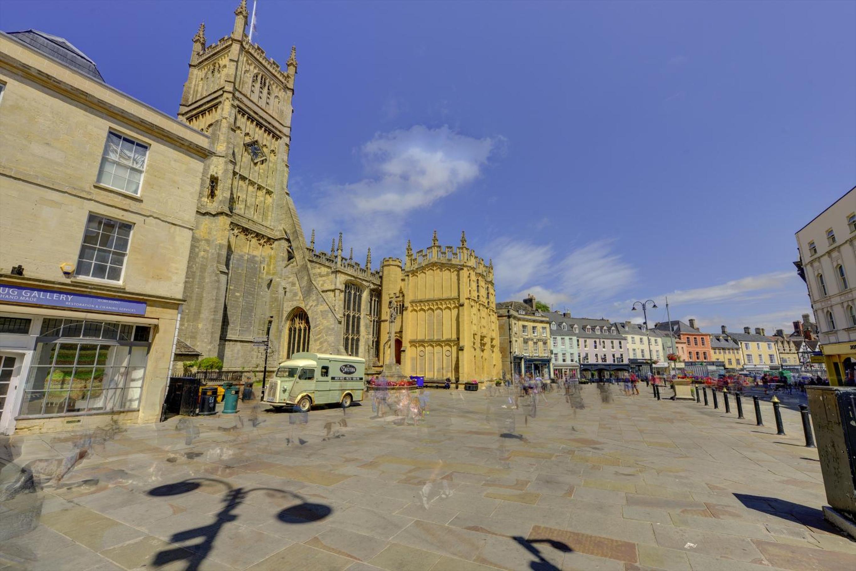 Corinium Lodge - town centre apartment