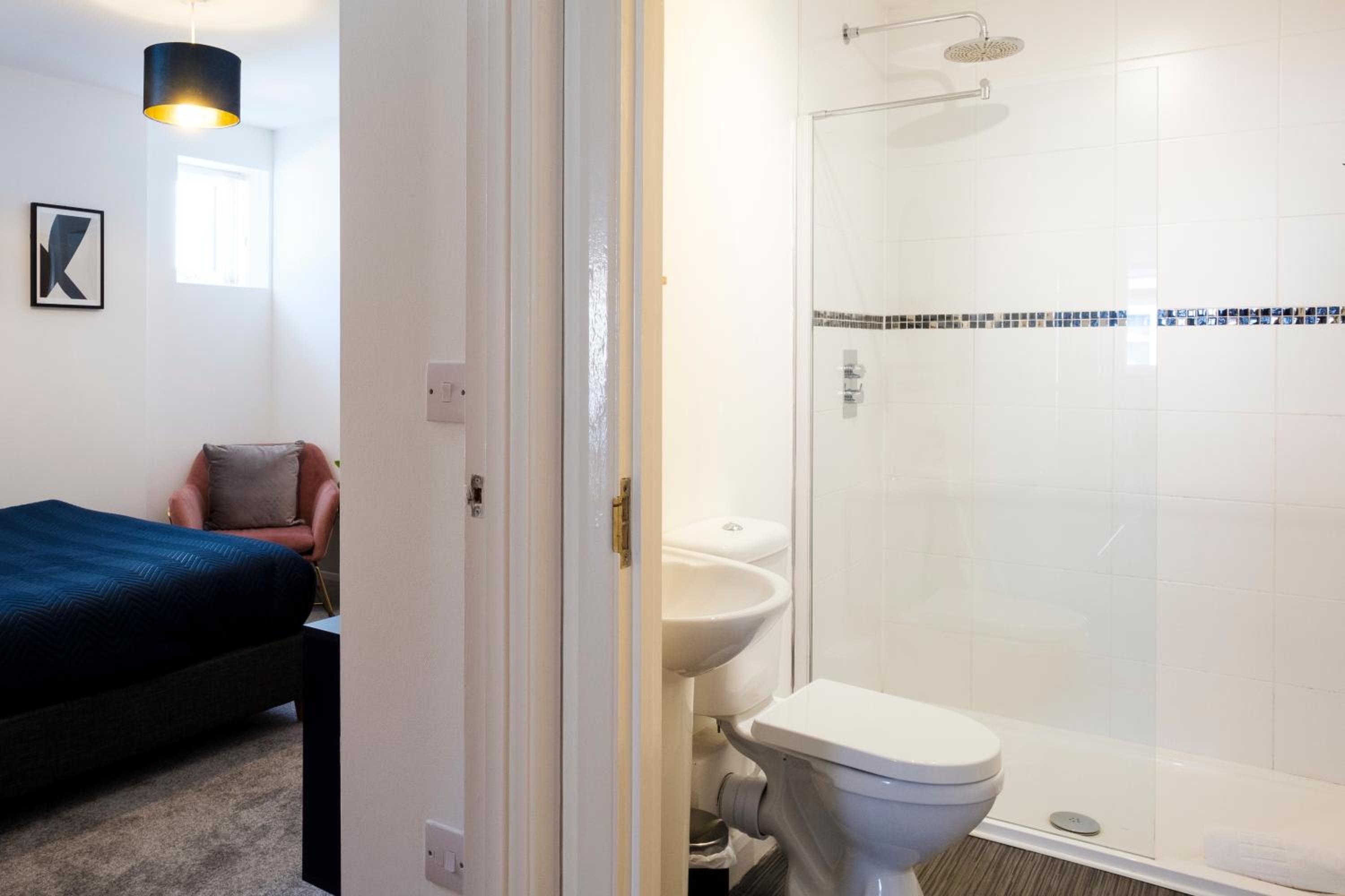Corinium Lodge - town centre apartment