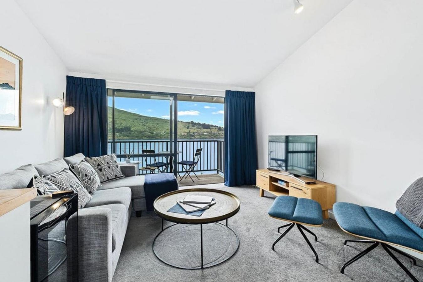 Misty Lakes - Lakefront Apartment view 4