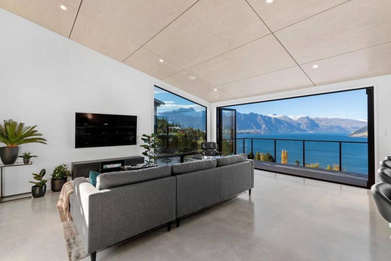 Lake and Mountain View 2 Bedroom House view 2