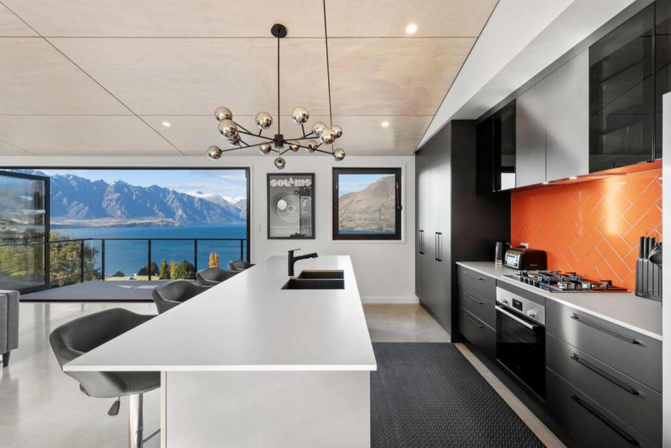 Lake and Mountain View 2 Bedroom House view 4