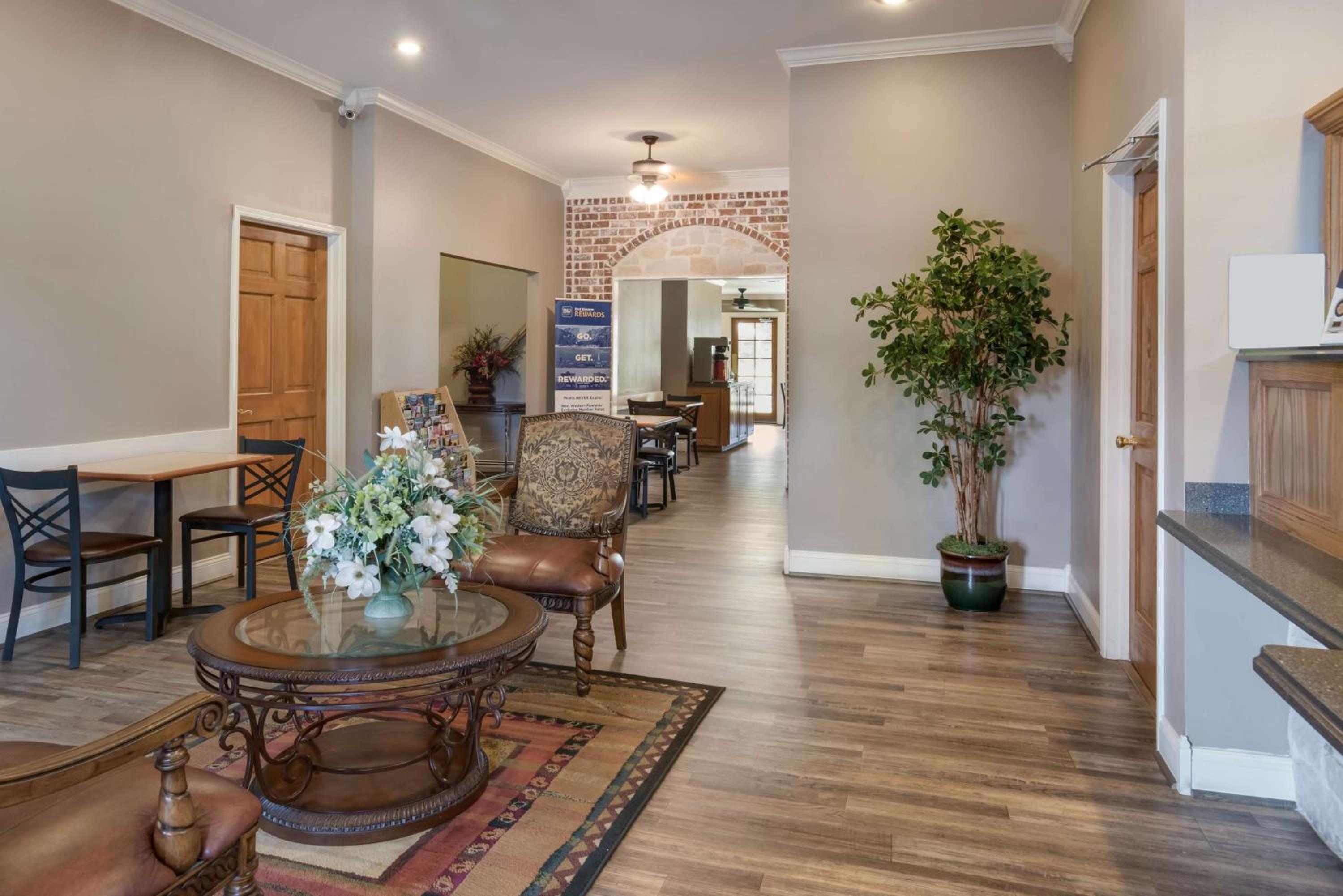 Leesville Vacations - SureStay Hotel by Best Western Leesville - Property Image 9
