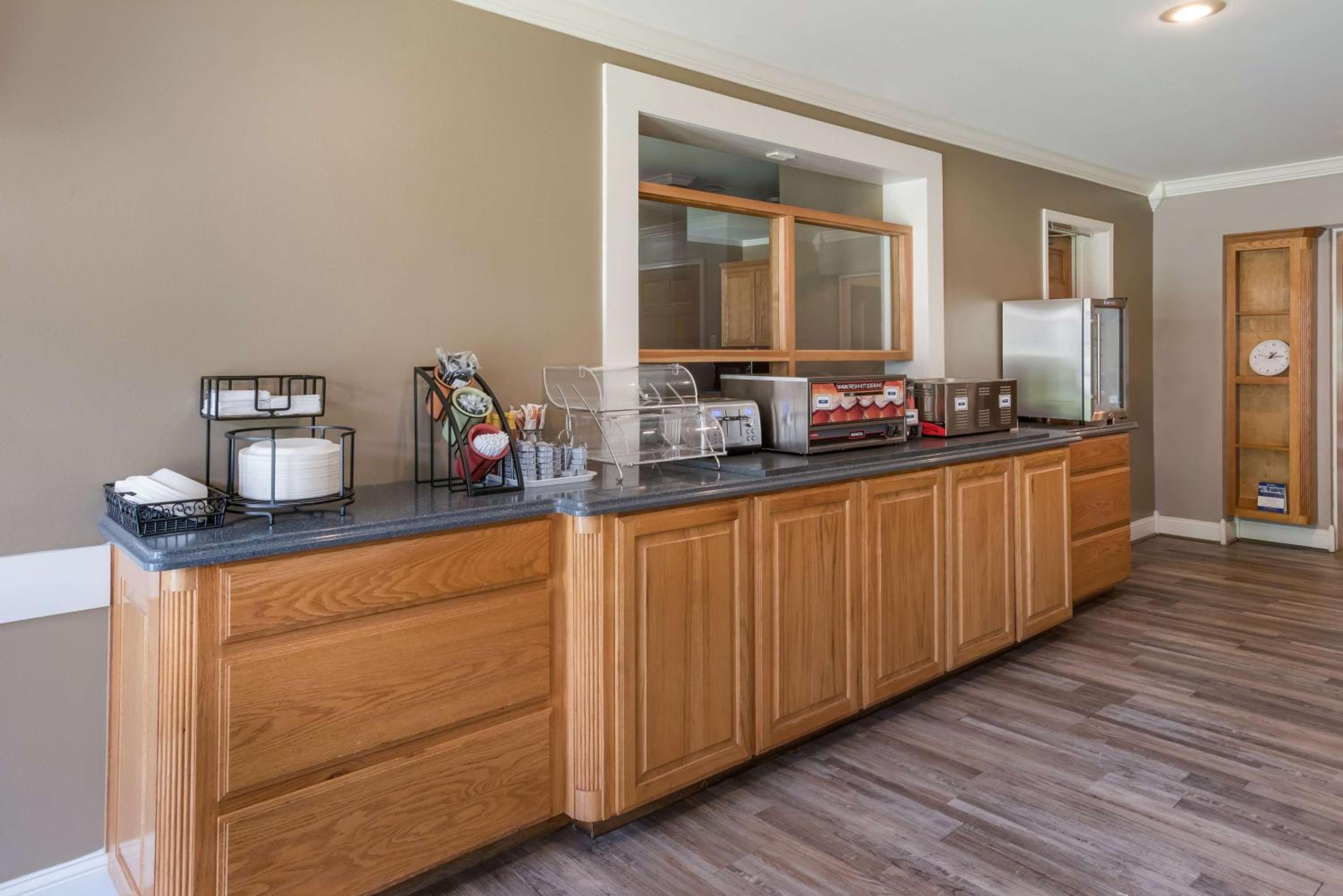 Leesville Vacations - SureStay Hotel by Best Western Leesville - Property Image 5