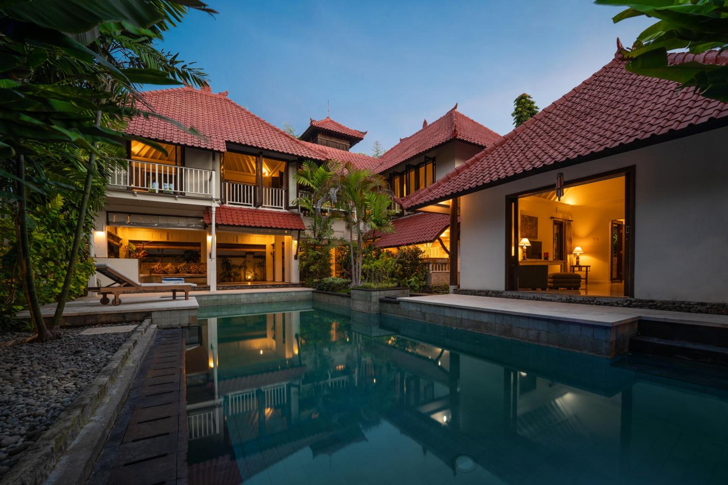Luxury 3 Bed Villa with pool in great location with Beachfront Spa access
