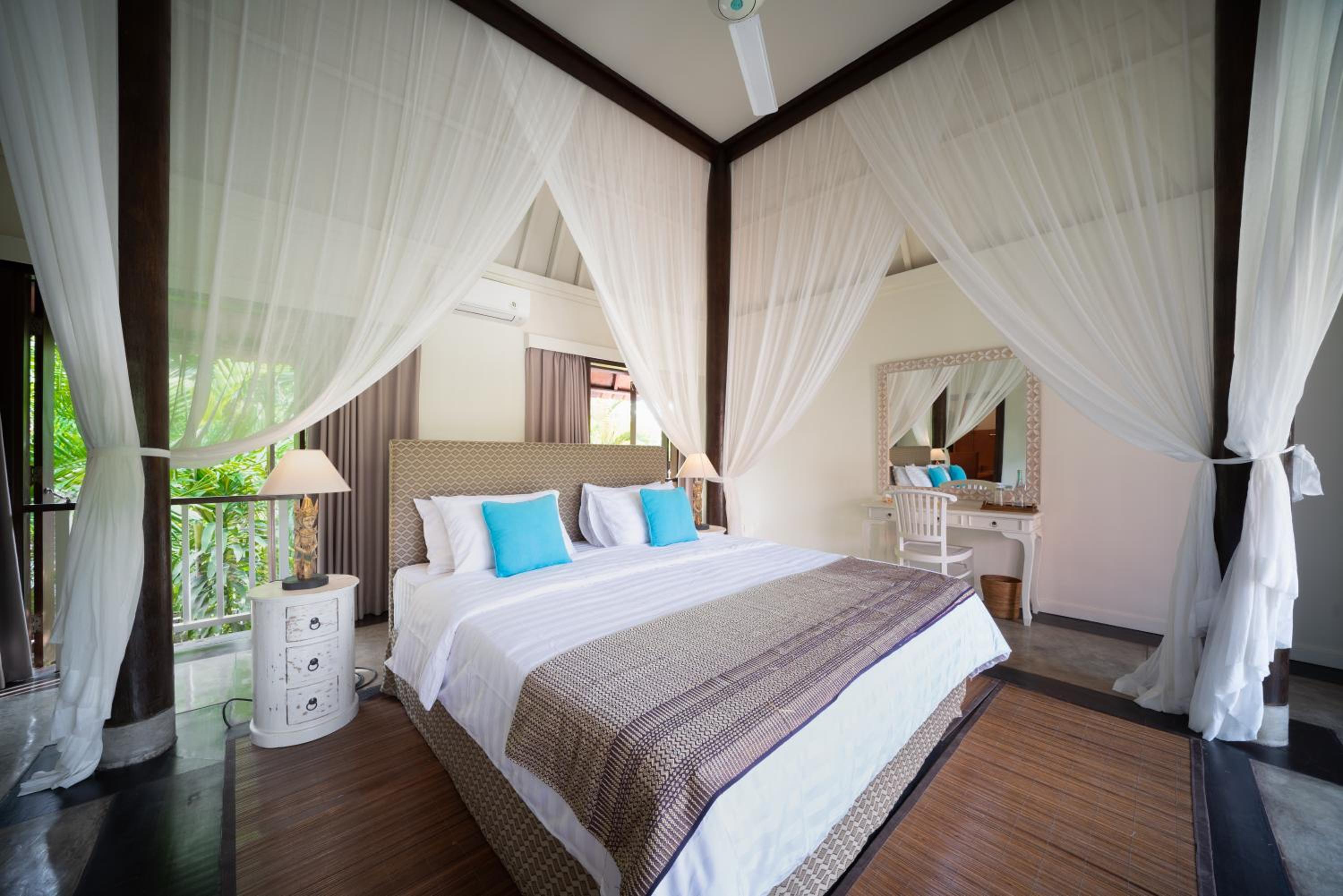 Luxury 3 Bed Villa with pool in great location with Beachfront Spa access