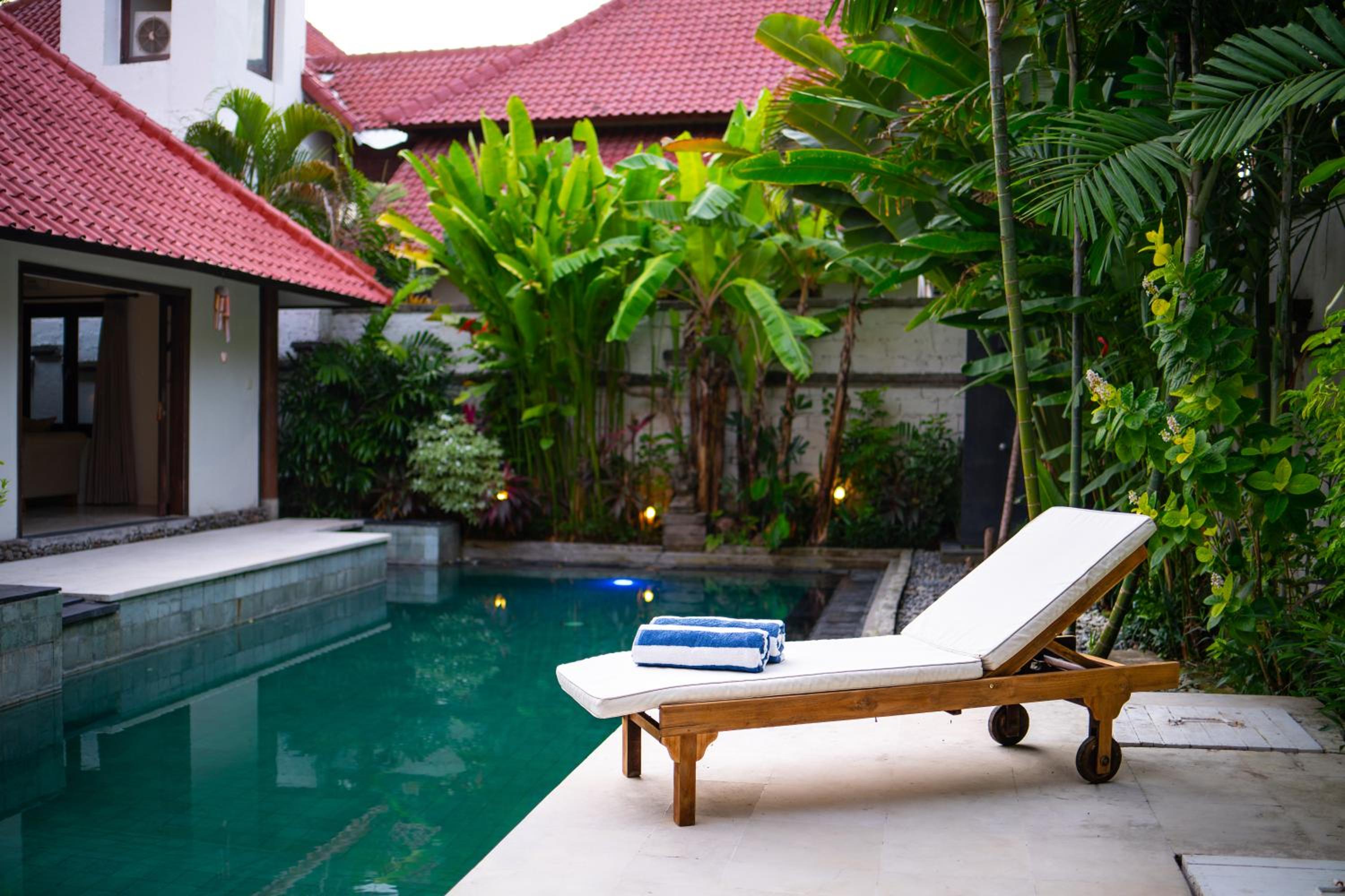 Luxury 3 Bed Villa with pool in great location with Beachfront Spa access