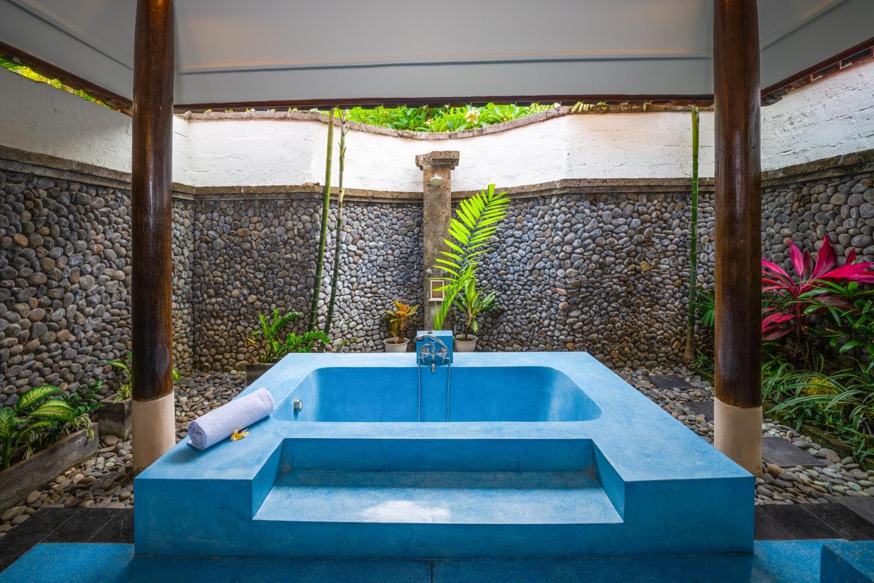 Luxury 3 Bed Villa with pool in great location with Beachfront Spa access