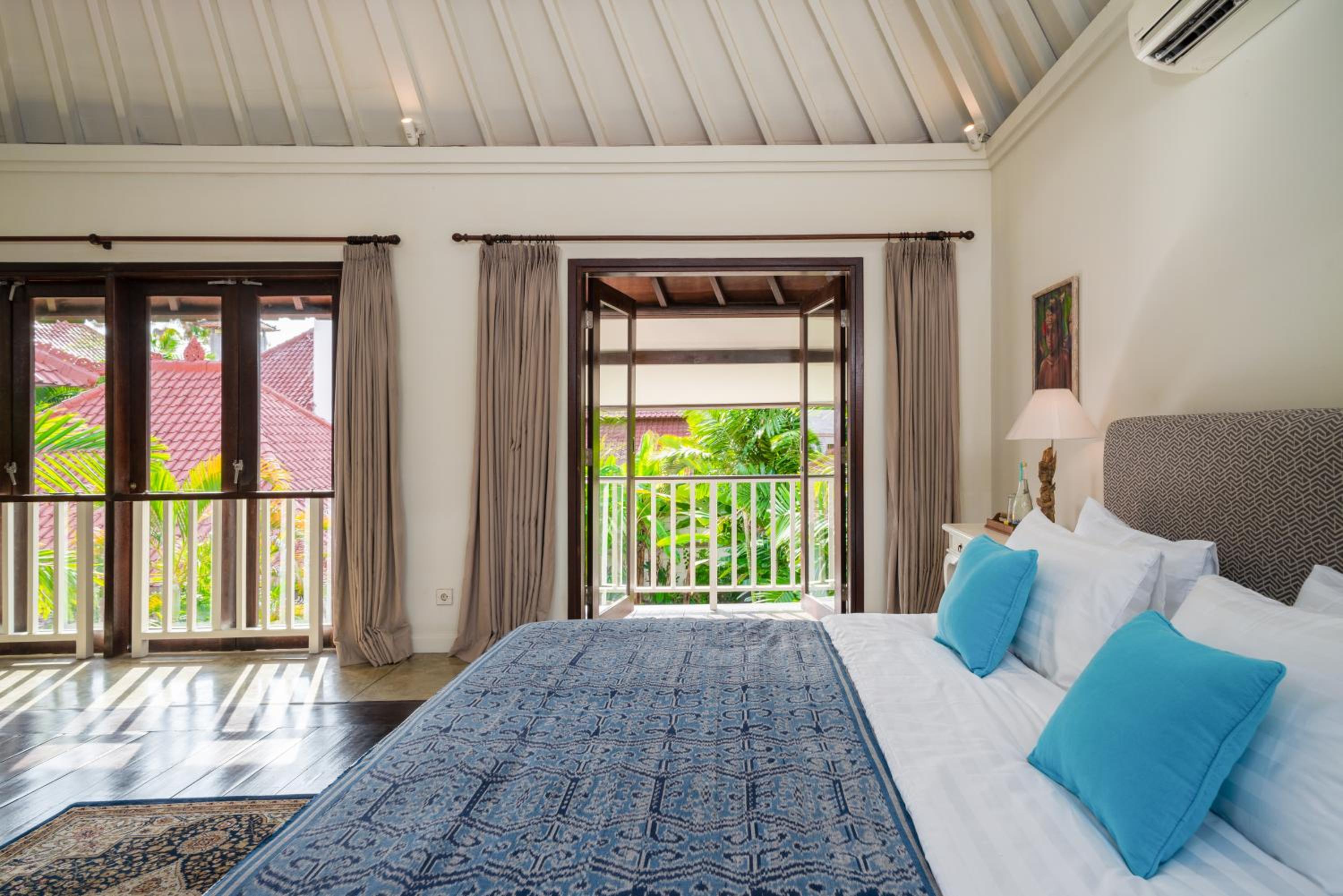 Luxury 3 Bed Villa with pool in great location with Beachfront Spa access