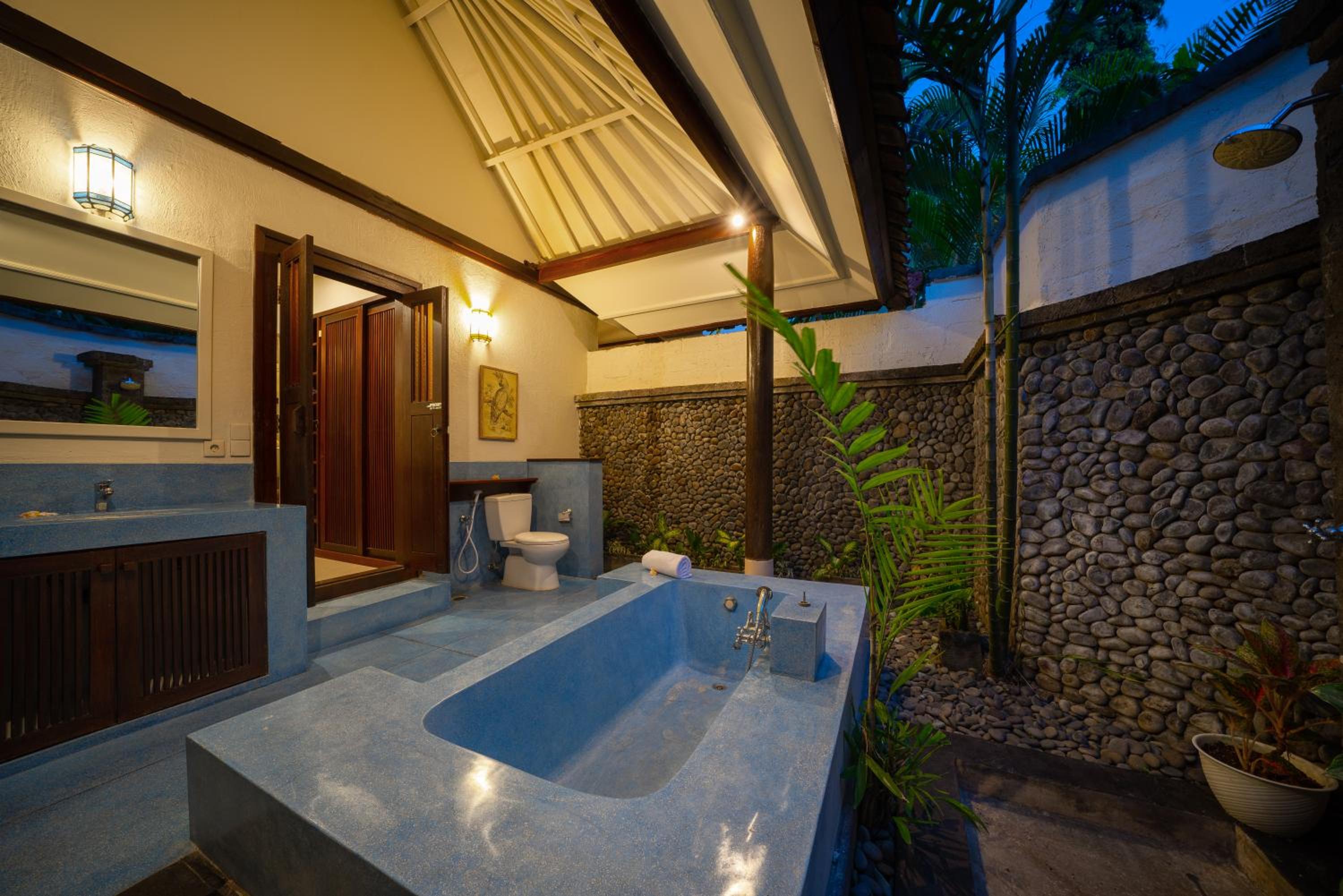 Luxury 3 Bed Villa with pool in great location with Beachfront Spa access