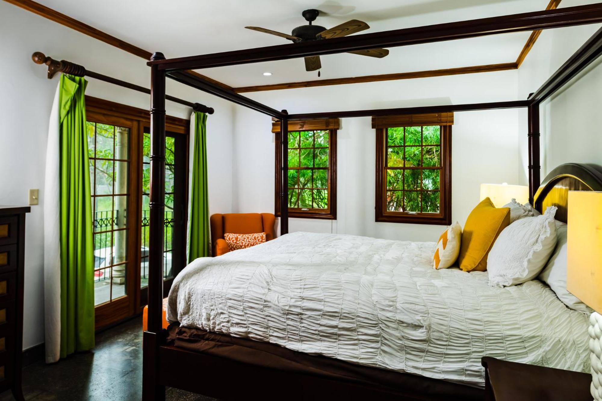 La Esquina (3 minutes from Beach, perfect for a family getaway)