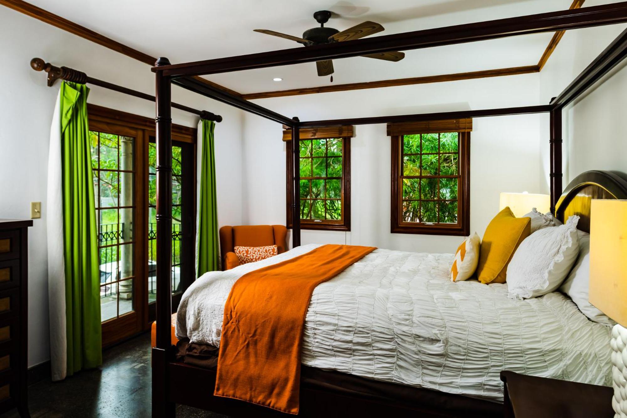 La Esquina (3 minutes from Beach, perfect for a family getaway)