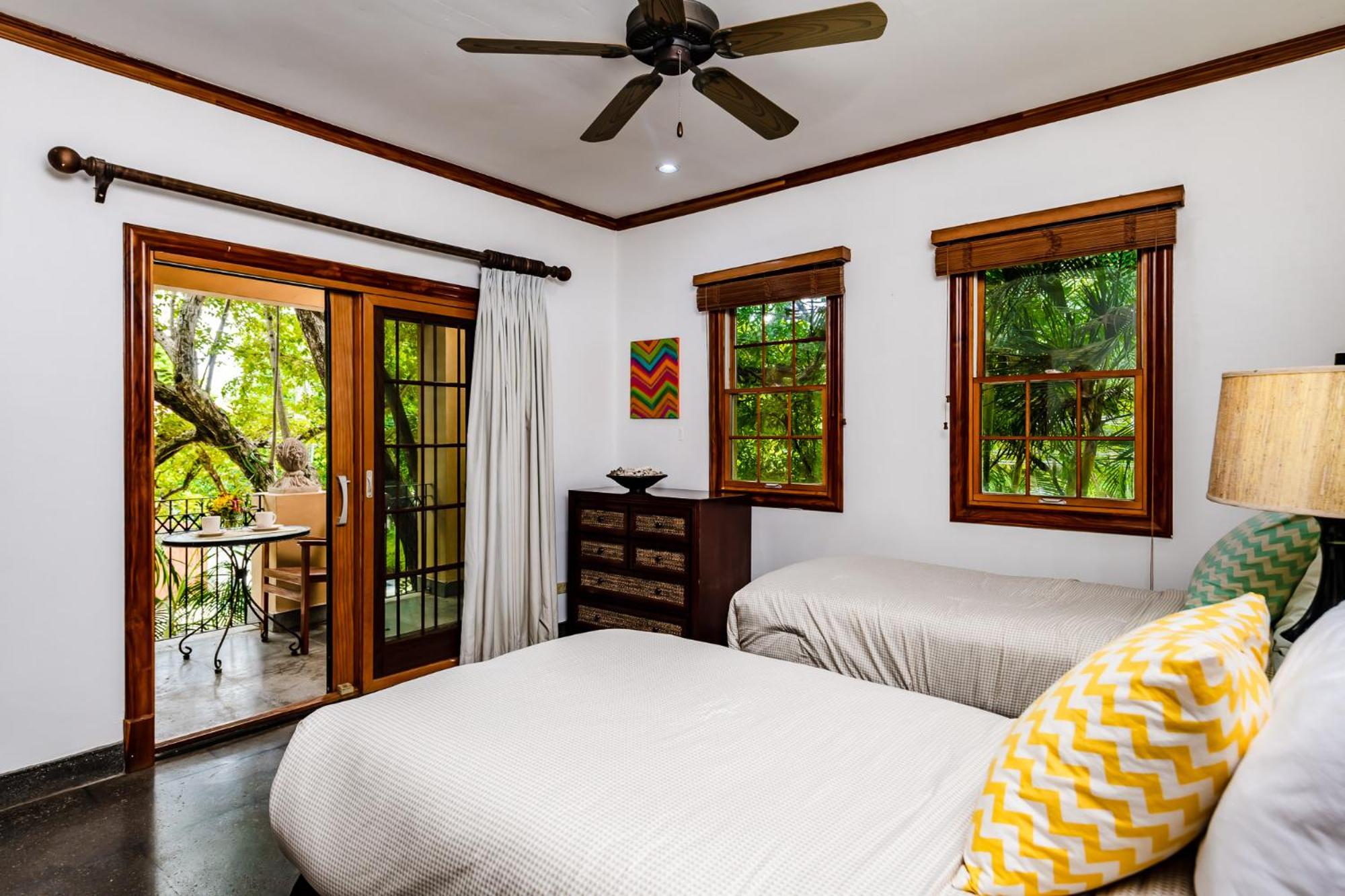La Esquina (3 minutes from Beach, perfect for a family getaway)
