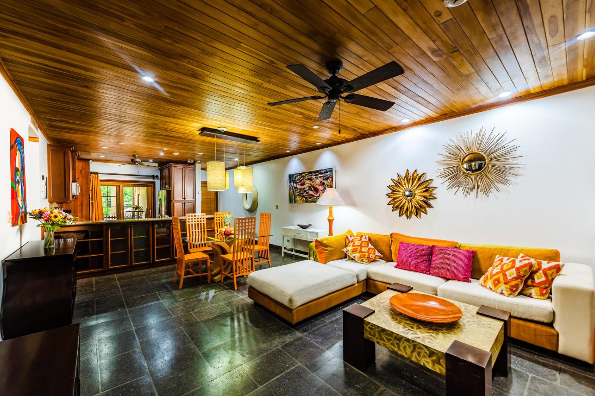 La Esquina (3 minutes from Beach, perfect for a family getaway)
