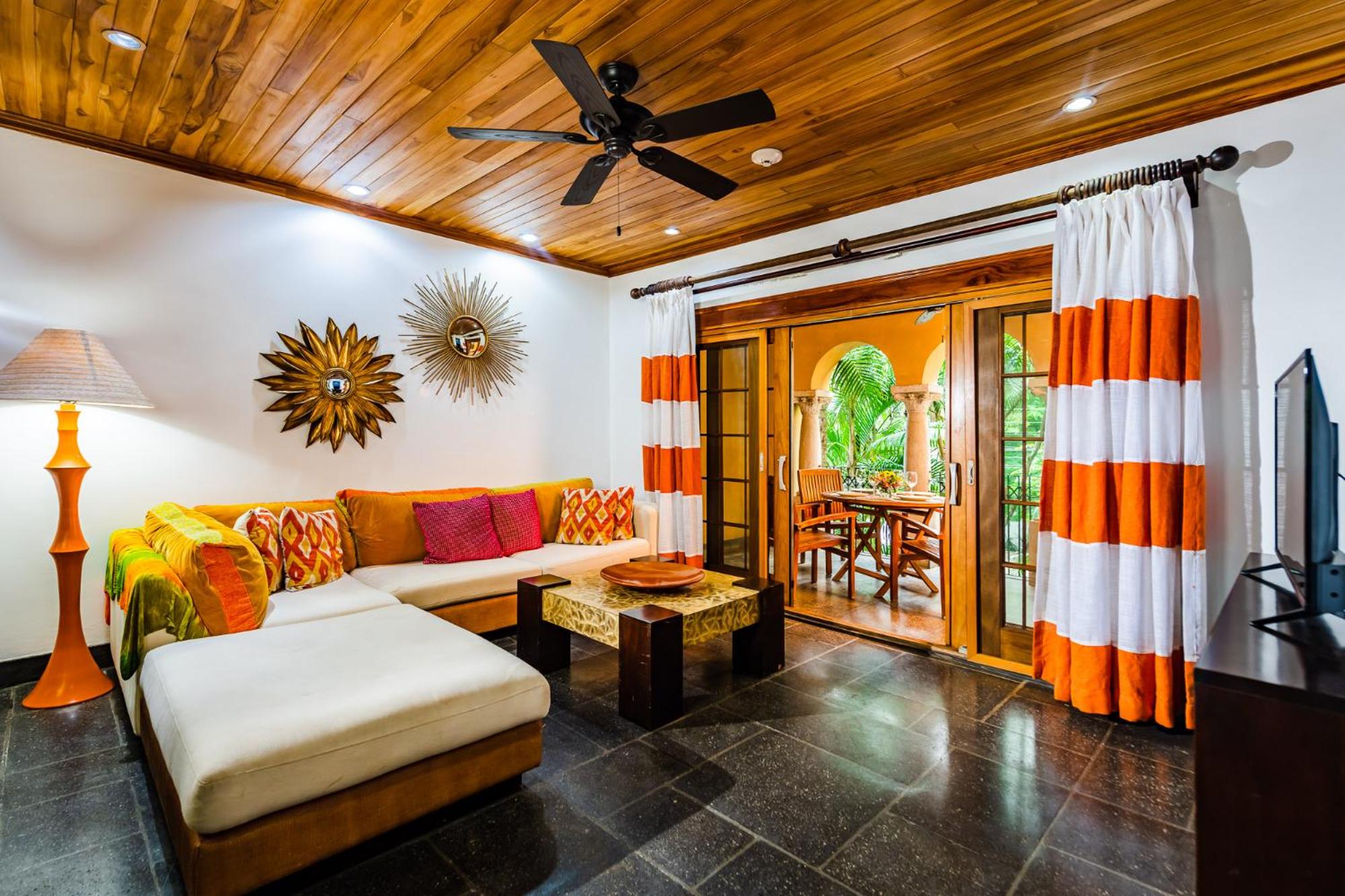 La Esquina (3 minutes from Beach, perfect for a family getaway)