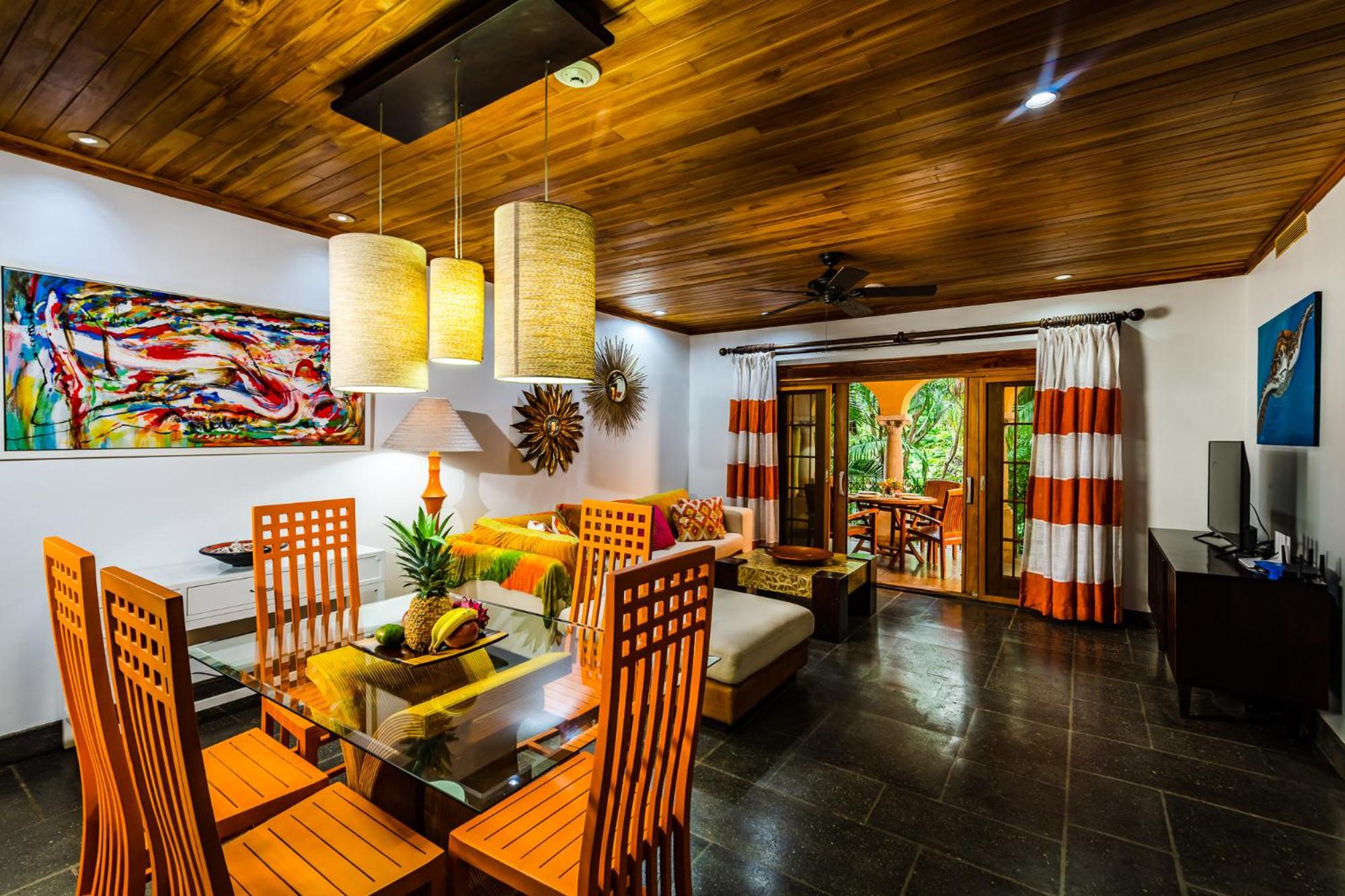 La Esquina (3 minutes from Beach, perfect for a family getaway)