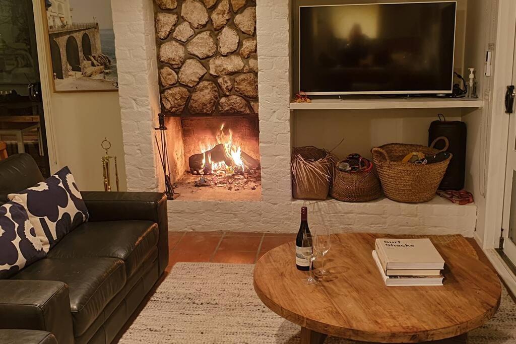 Cosy Back Beach Hideaway with Fire Pit.