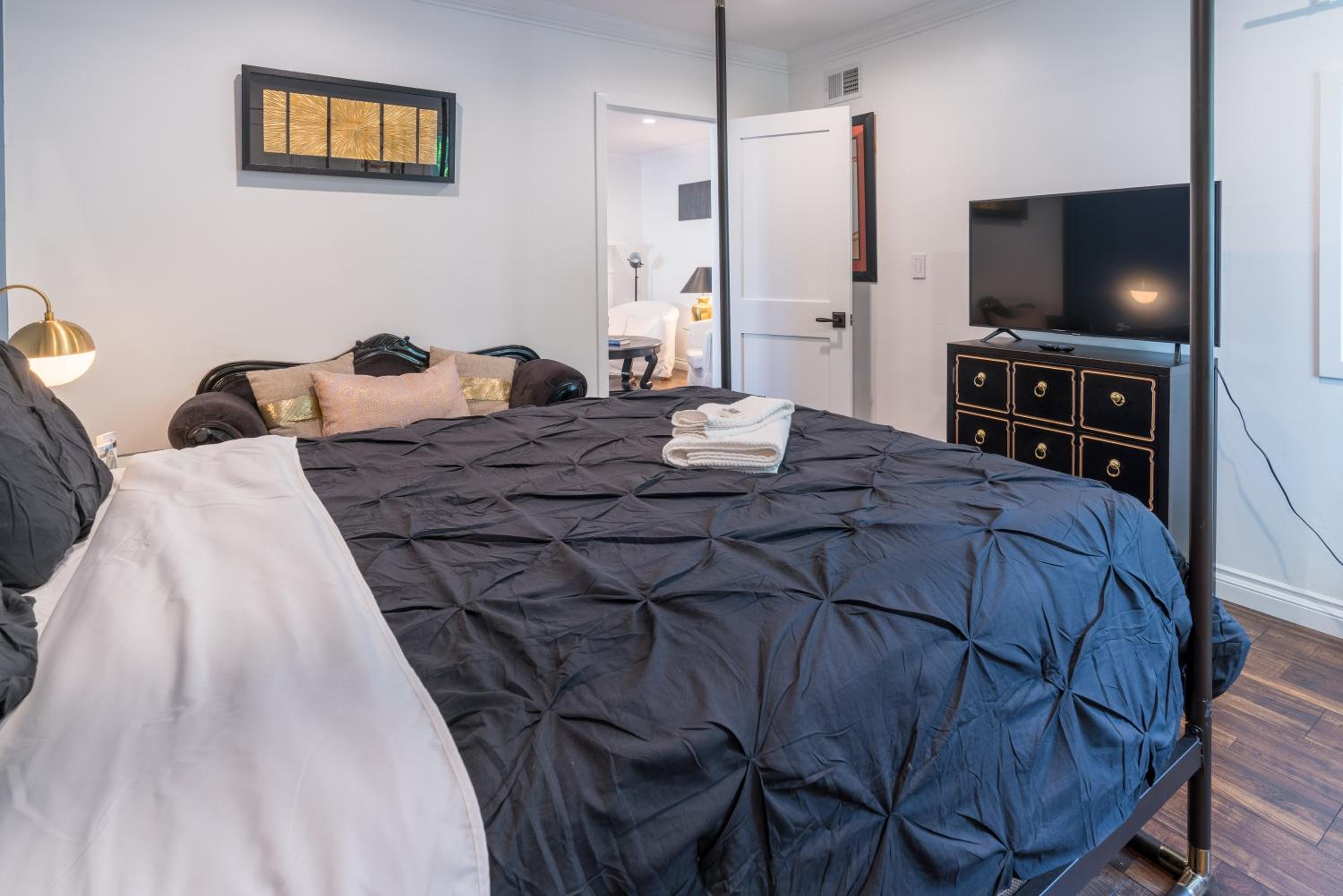 Le Bleu House - Newly Designed 3BR HOUSE & POOL by Topanga