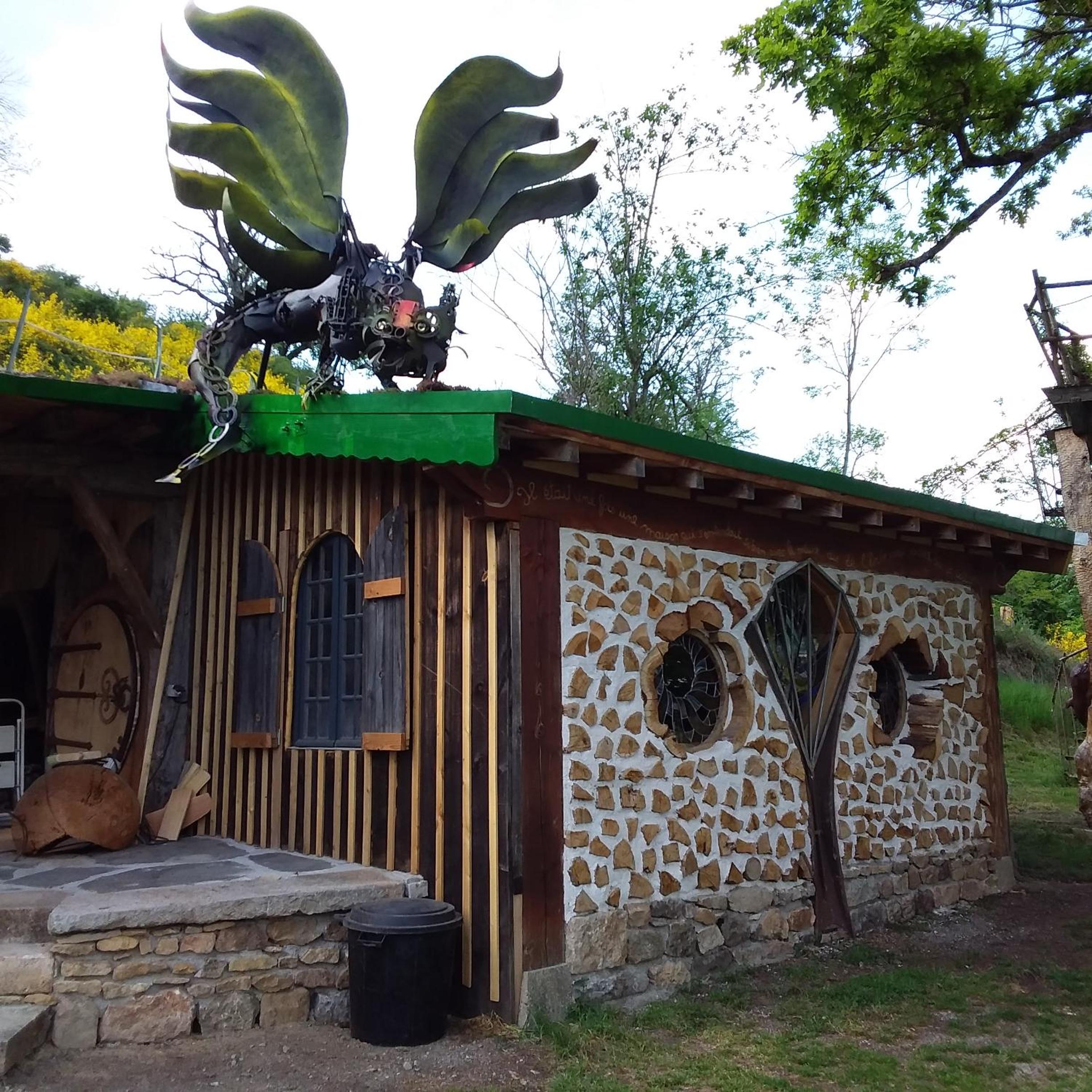 Village.insolite view 3