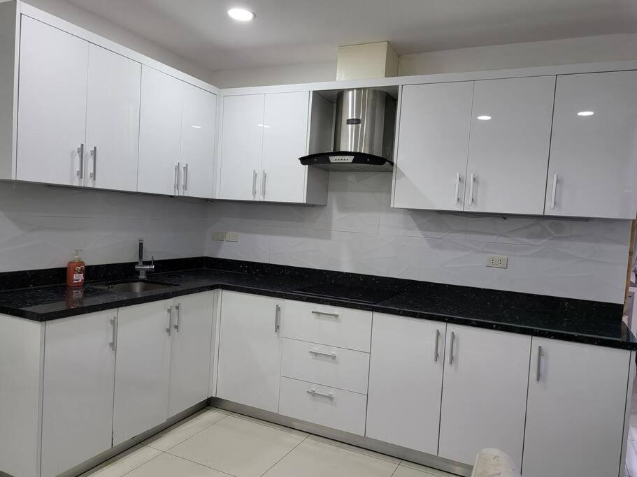Sheryll Spaces - Kandi Tower 3 Spacious 2 bedroom, Home comfort & hotel amenities