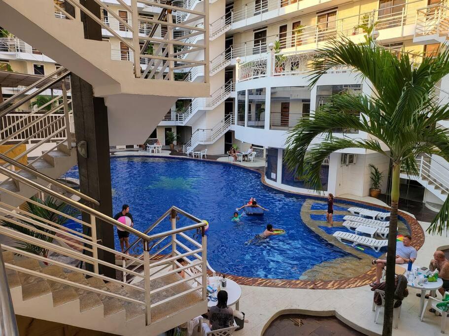 Sheryll Escapes - Kandi Resort-type Spacious 1 BR loft with Netflix and free Housekeeping view 3