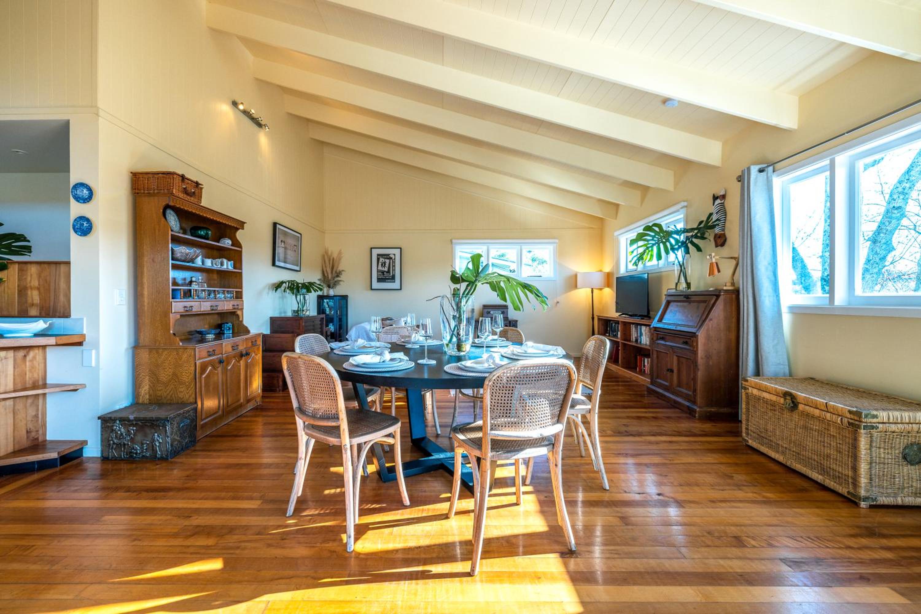 Okahu House - Surfdale Holiday Home view 5