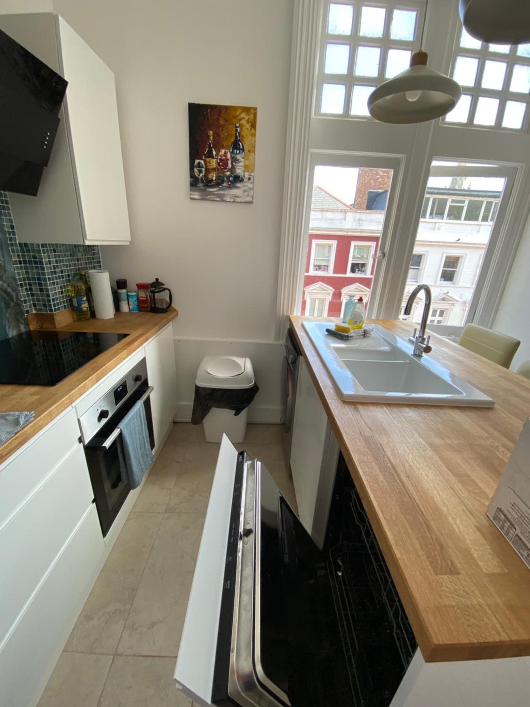 High Street Views large 3BR - Sleeps 7 - 10 min walk to beach - Ideal for Groups, Families, Contractors view 5