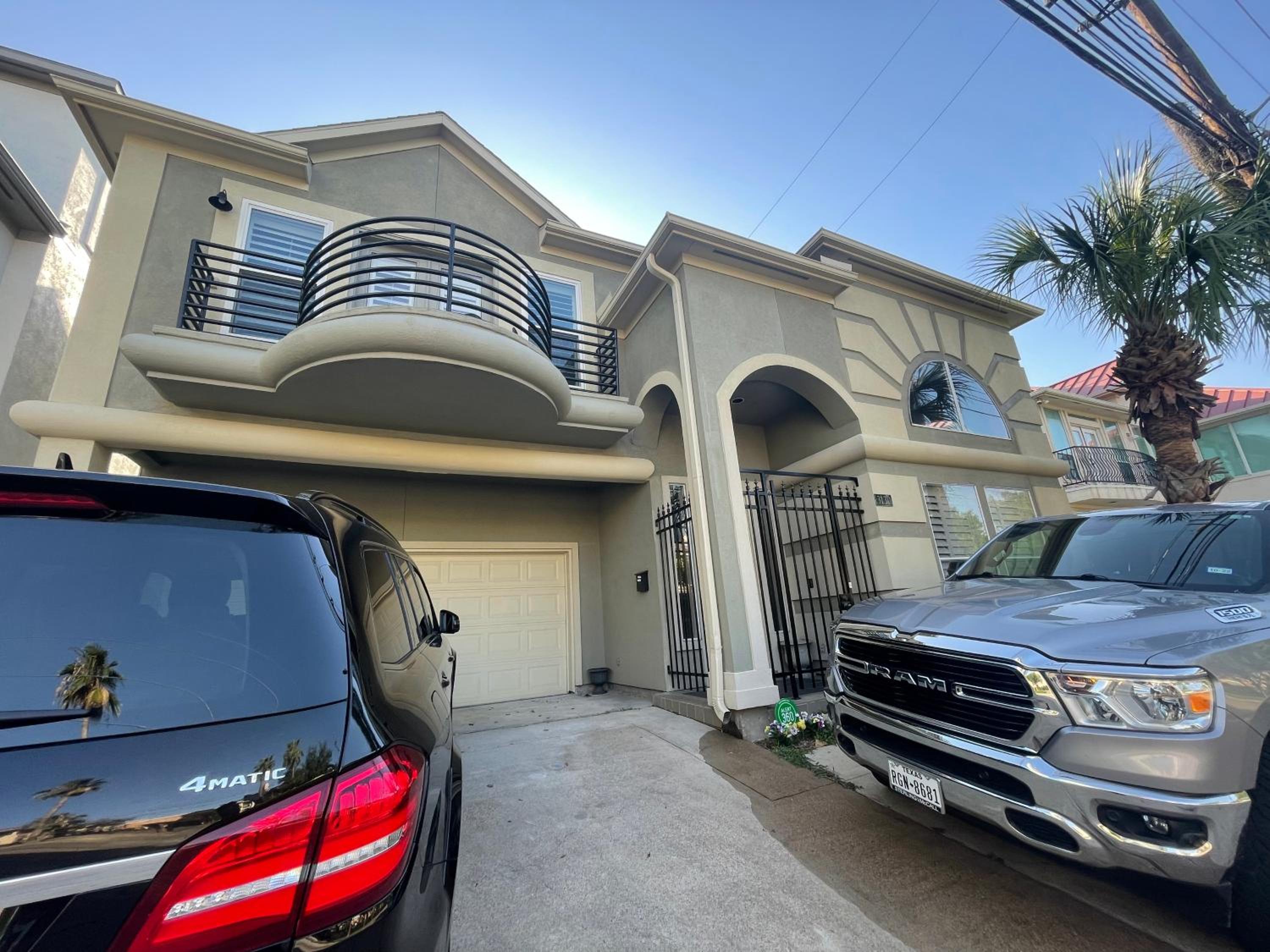 WANDERLUST villa near GALLERIA MALL