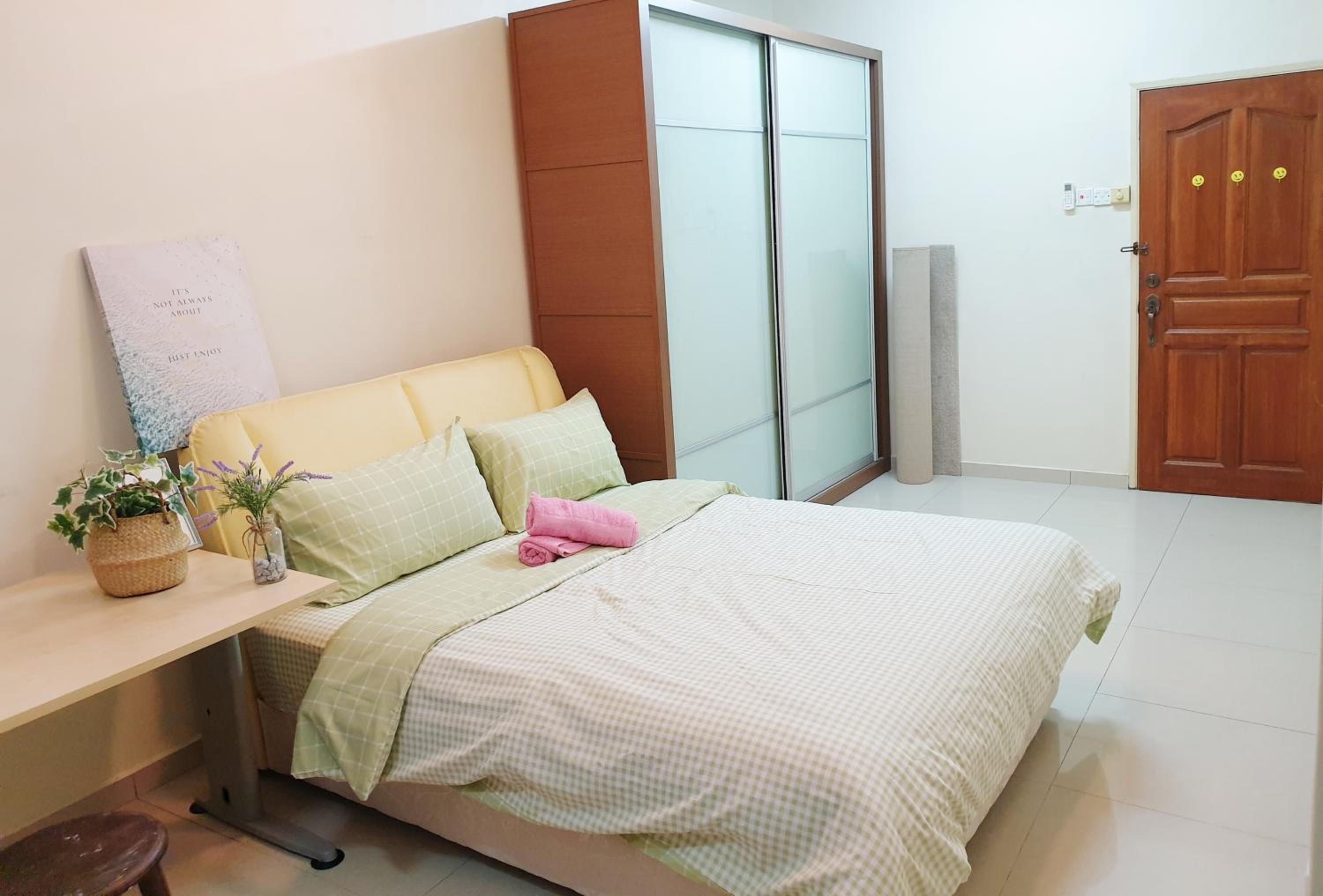 Airport Garden Stay #corner hoise 5 rooms #free wifi #parking #tv chanel view 3