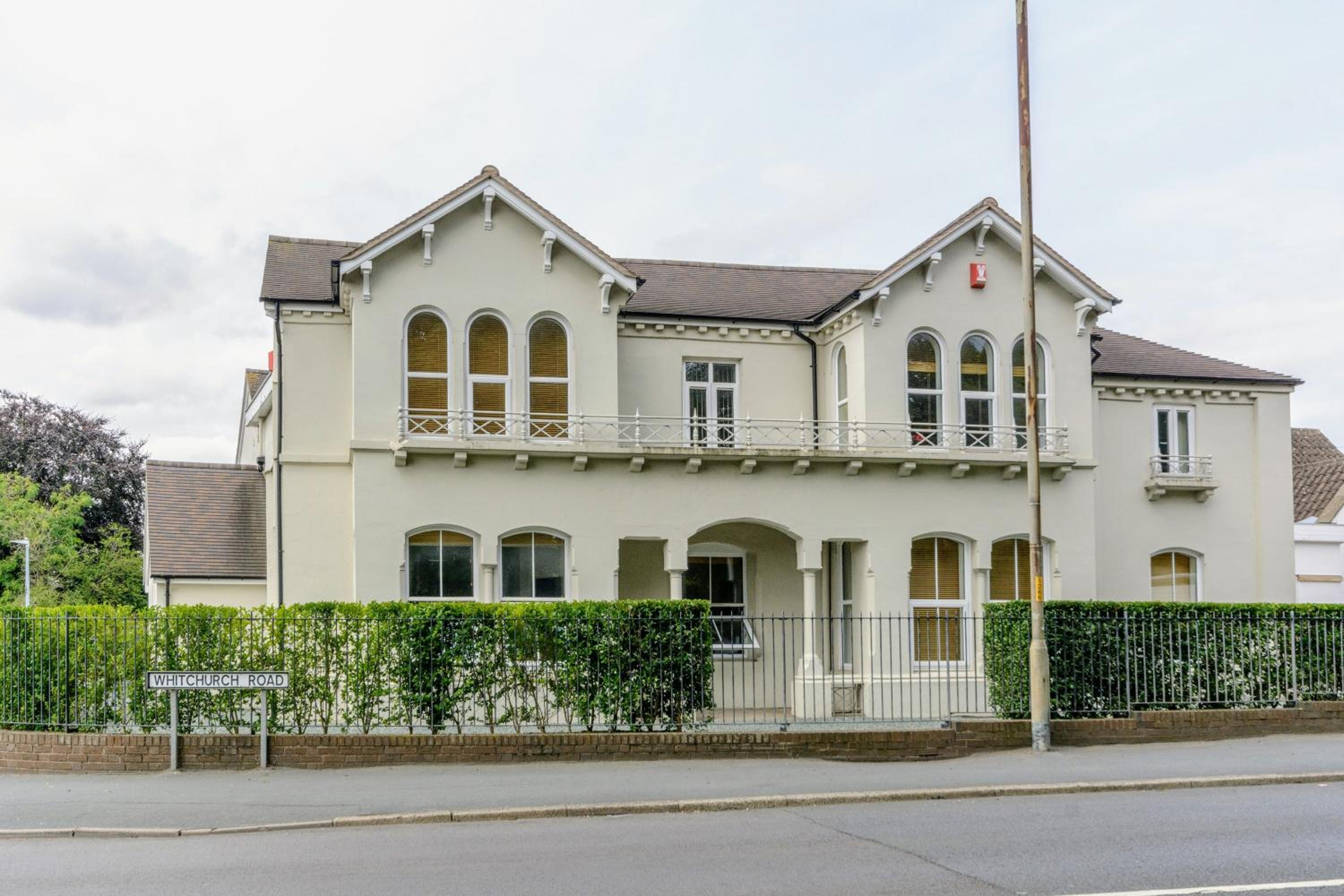 Hotel Crescent House Apartments - Image 1