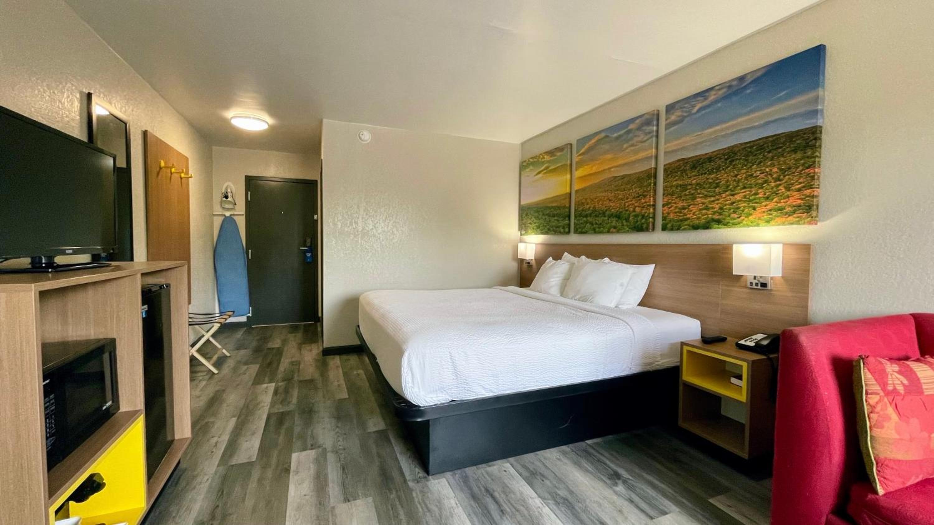 Columbus Vacations - Days Inn by Wyndham Columbus IN - Property Image 2