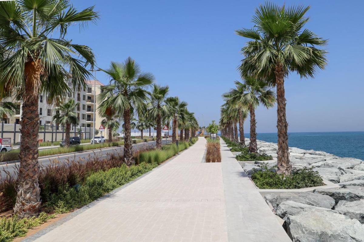 HiGuests - Stylish Apt With Stunning Beach Views and Pools