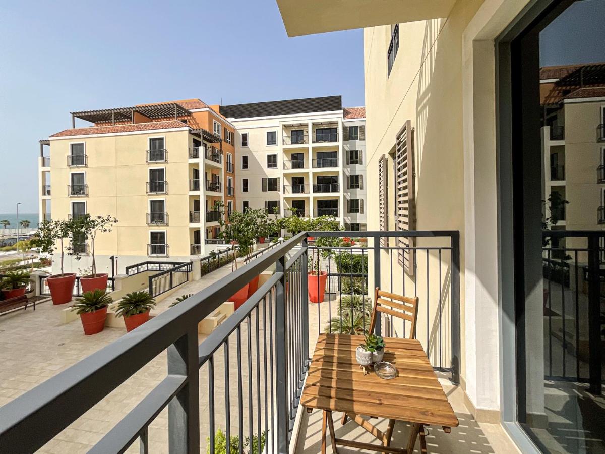 HiGuests - Stylish Apt With Stunning Beach Views and Pools